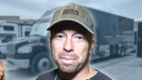 Point North - BUS INVADERS Ep. 1814 [VIDEO]