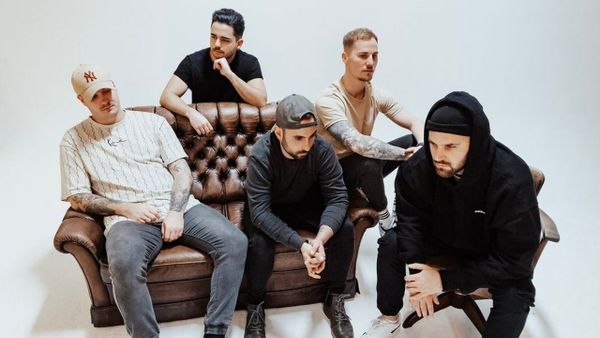 Never Back Down - CRAZY TOUR STORIES