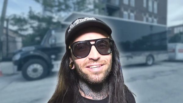 Aurorawave - BUS INVADERS Ep. 2105 [VIDEO]