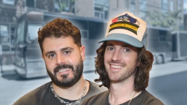 The Blue Stones - BUS INVADERS Ep. 2136 [VIDEO]