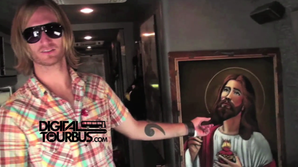 DecembeRadio – BUS INVADERS Ep. 209