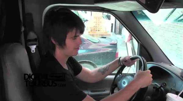 LoveHateHero – BUS INVADERS Ep. 65