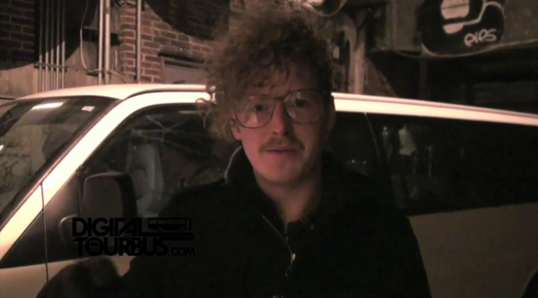 Queens Club – BUS INVADERS Ep. 203