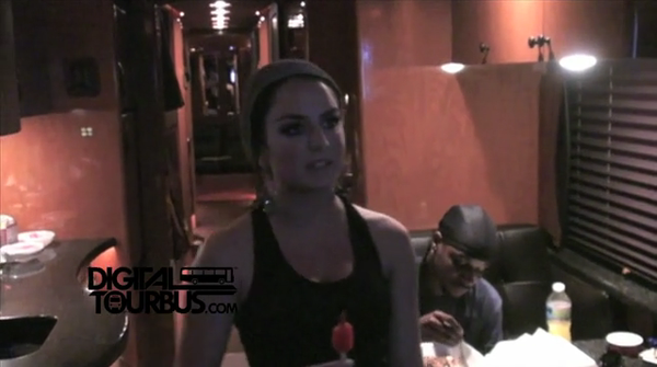 JoJo – BUS INVADERS Ep. 280