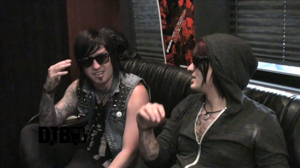 Escape The Fate – CRAZY TOUR STORIES [VIDEO]