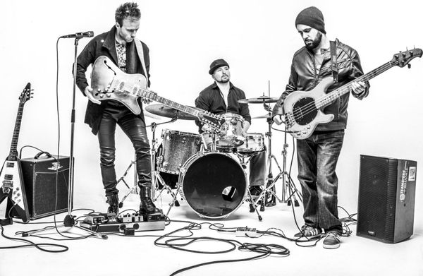 theSHIFT – CRAZY TOUR STORIES