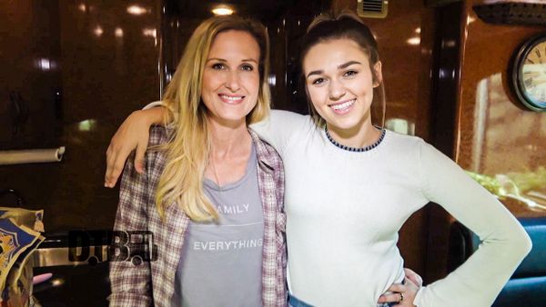 Sadie & Korie Robertson Make Seven Layer Taco Dip – COOKING AT 65MPH Ep. 24