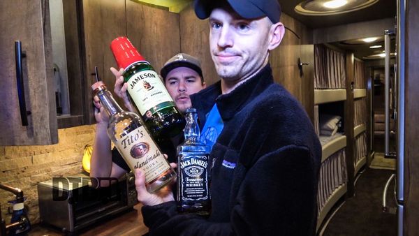 Eli Young Band – BUS INVADERS Ep. 1238 [VIDEO]