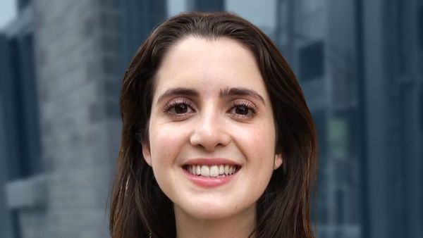 Laura Marano – FIRST CONCERT EVER Ep. 436 [VIDEO]