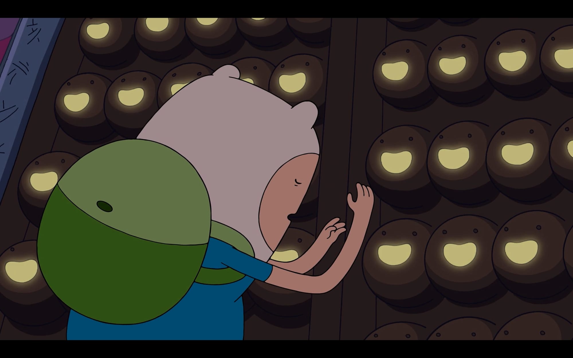 Finn sings to the door. His face is scrunched up.