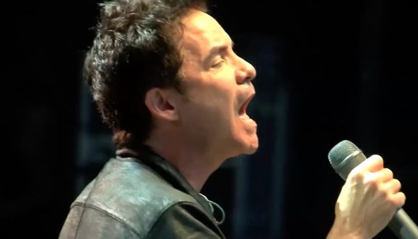 Train singer Pat Monahan, who sucks