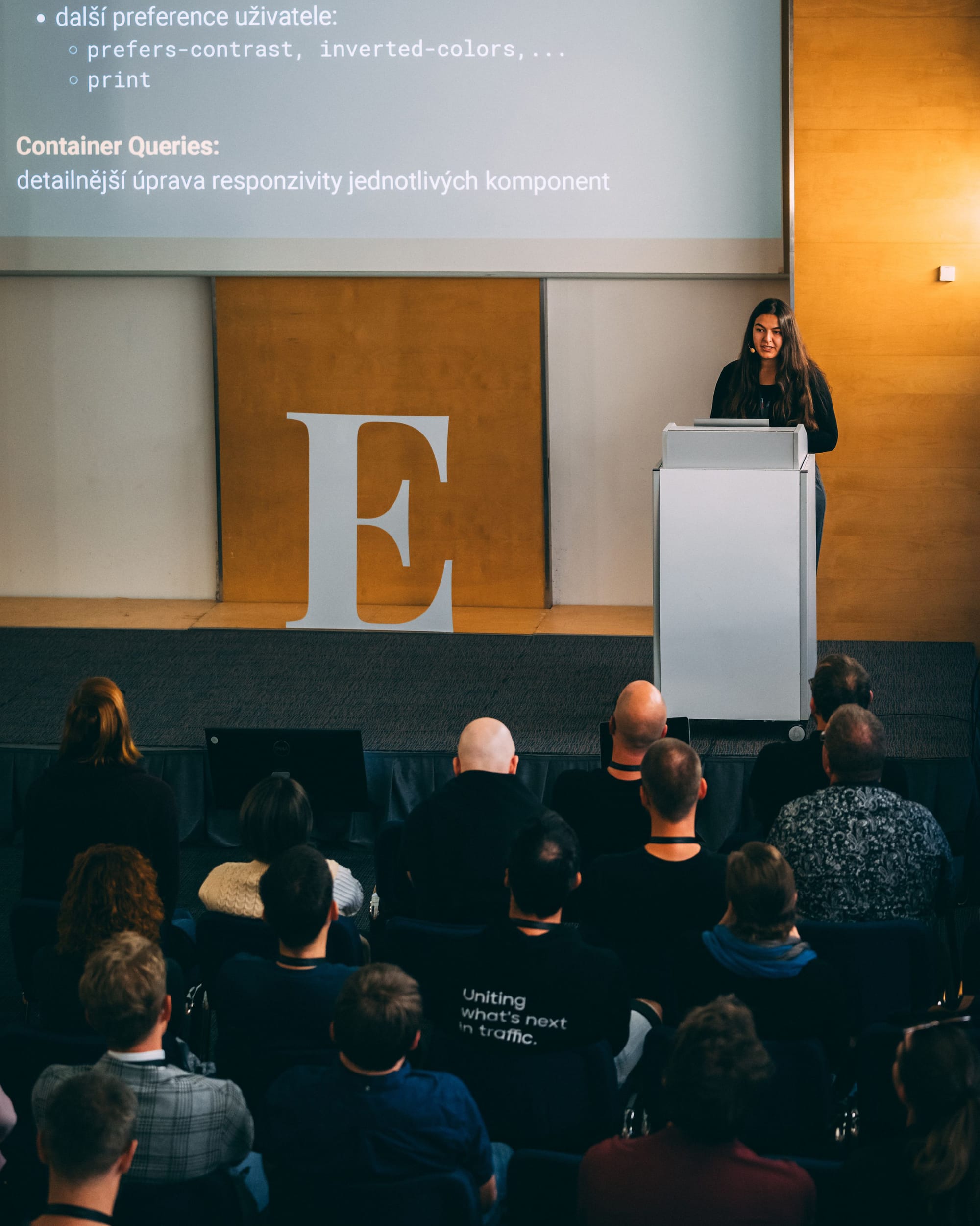 Kačka a její přednáška o container queries na FrontKon 2023