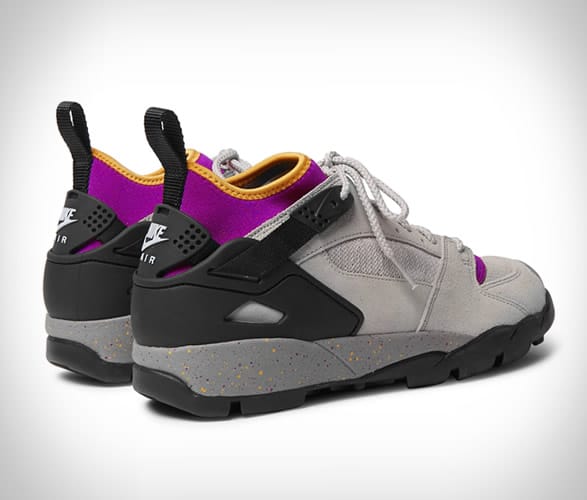 Nike ACG Air Revaderchi rear three-quarter pair view.