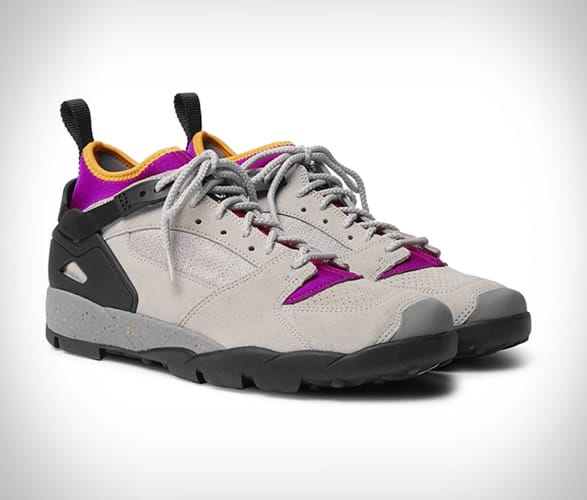 Nike ACG Air Revaderchi front three-quarter pair view.