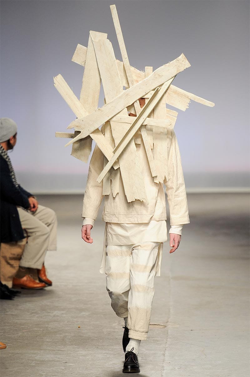 Craig Green FW2013 MAN look 17 — white oversized layered separates with shadow companion figure in all-black beneath timber headpiece