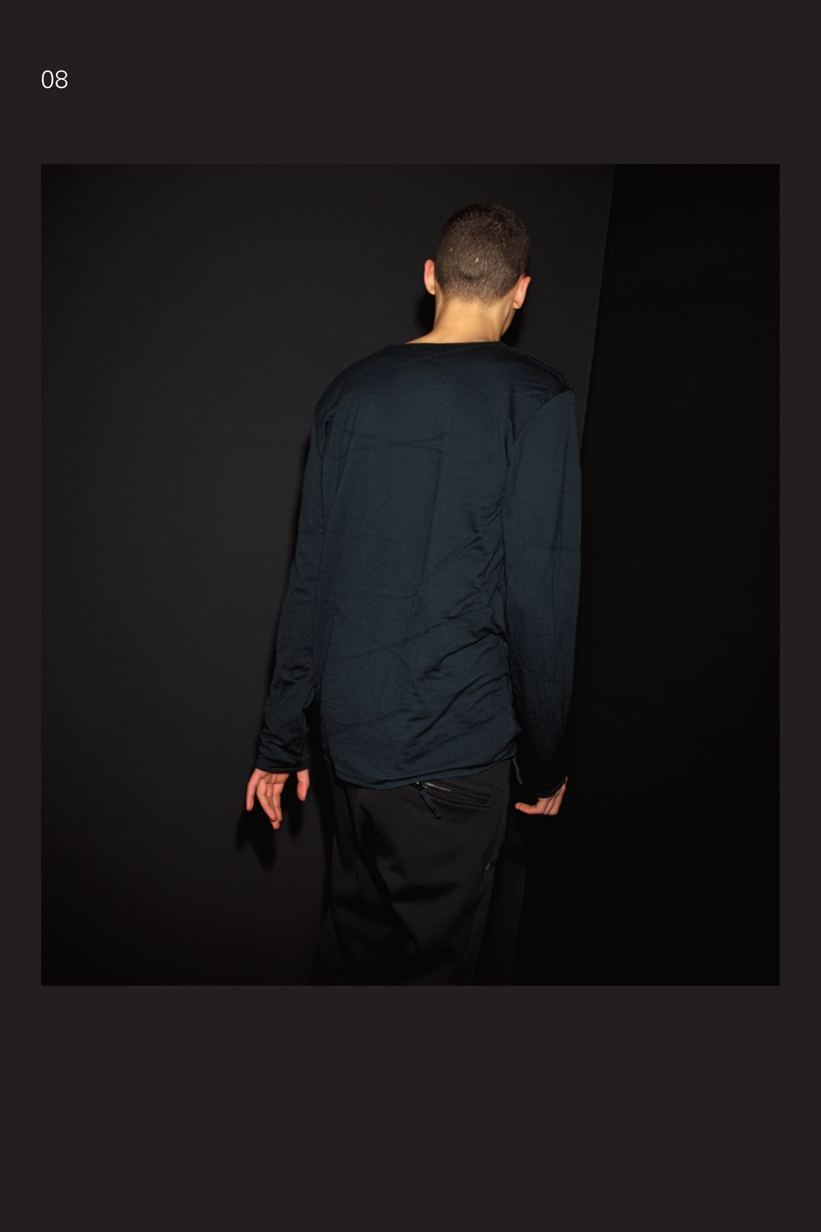 20112 CATEGORY_SKIN_LS DOUBLE LAYER SHIRT_ JERSEY: WOOL / CO ULTRALIGHT Crew neck, long-sleeve T-shirt in double-layered jersey, wool on the outside and lightweight cotton inside. The outer layer is a different colour to the inner layer owing to the special dyeing recipes used. Double needle stitching on the back and sleeves unites the two jersey fabrics, creating geometric patterns.