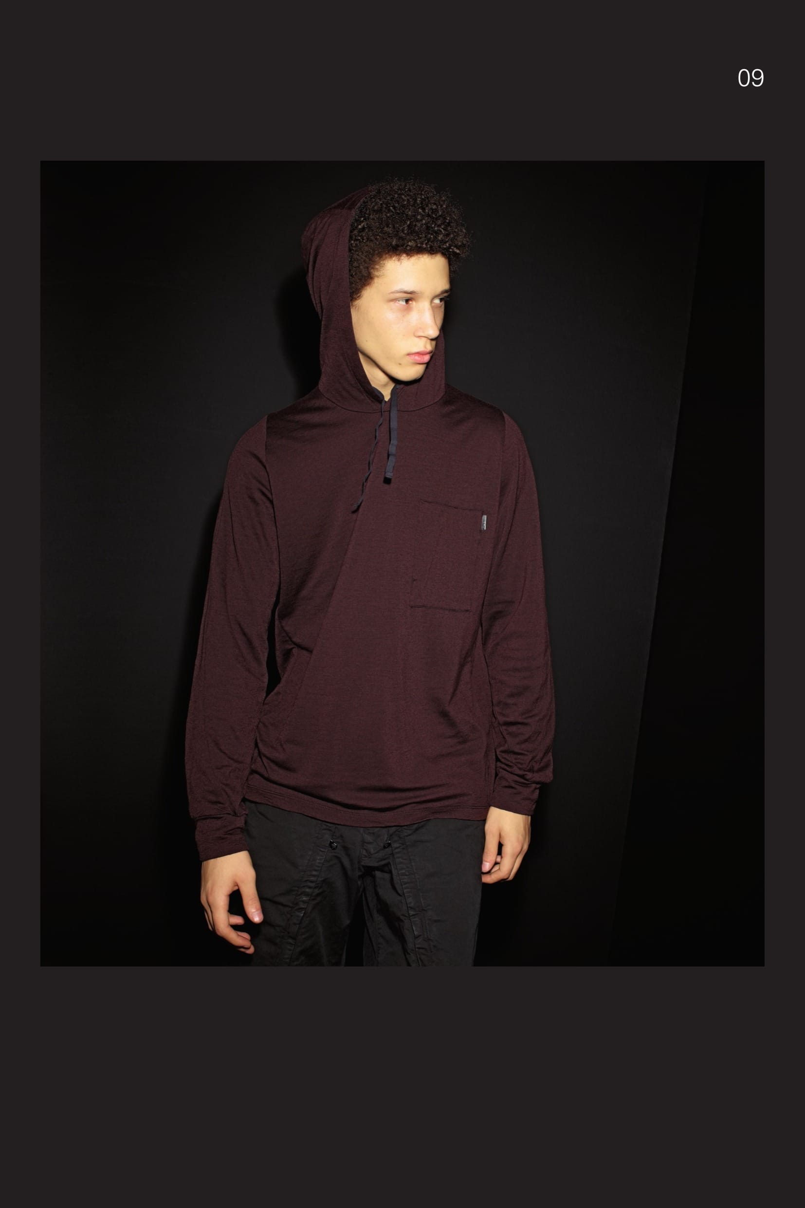60112 CATEGORY_SKIN_CATCH POCKET HOODED SWEATSHIRT_JERSEY: WOOL / CO ULTRALIGHT Hooded sweatshirt in double-layered jersey, wool on the outside and lightweight cotton inside. The outer layer is a different colour to the inner layer owing to the special dyeing recipes used. Small CATCH pocket on chest with small vertical opening. Sleeves constructed with gussets. Drawstring on edge of hood. Longer rounded bottom hem at the back. 30402 CATEGORY_RESIST_CONVERT PANT_RC1 BATAVIA-T Multi-pocket trousers in performance cotton Batavia. Developed exclusively for STONE ISLAND SHADOW PROJECT this RC1 (Resist Cotton 1-ply) high-density gabardine has been impregnated with Teflon® Fabric Protector during the garment dye process. Haptically cool and precise, the subtle matte-sheen belies the 100% cotton composition of the fabric. _ Single layer construction _ Matte-sheen surface _ Water and stain repellency for ideal wearability _ STONE ISLAND garment dyed Two pockets plus one small pocket on the front. Two flap-snap pockets on the back. On the legs, two large flaps with side zip fastening can be folded inside large pockets. On top of the pockets are a series of small pockets with snap fastening and a flap pocket with snap and side Velcro® fastening, hiding the STONE ISLAND SHADOW badge. Zip and snap fly closure.