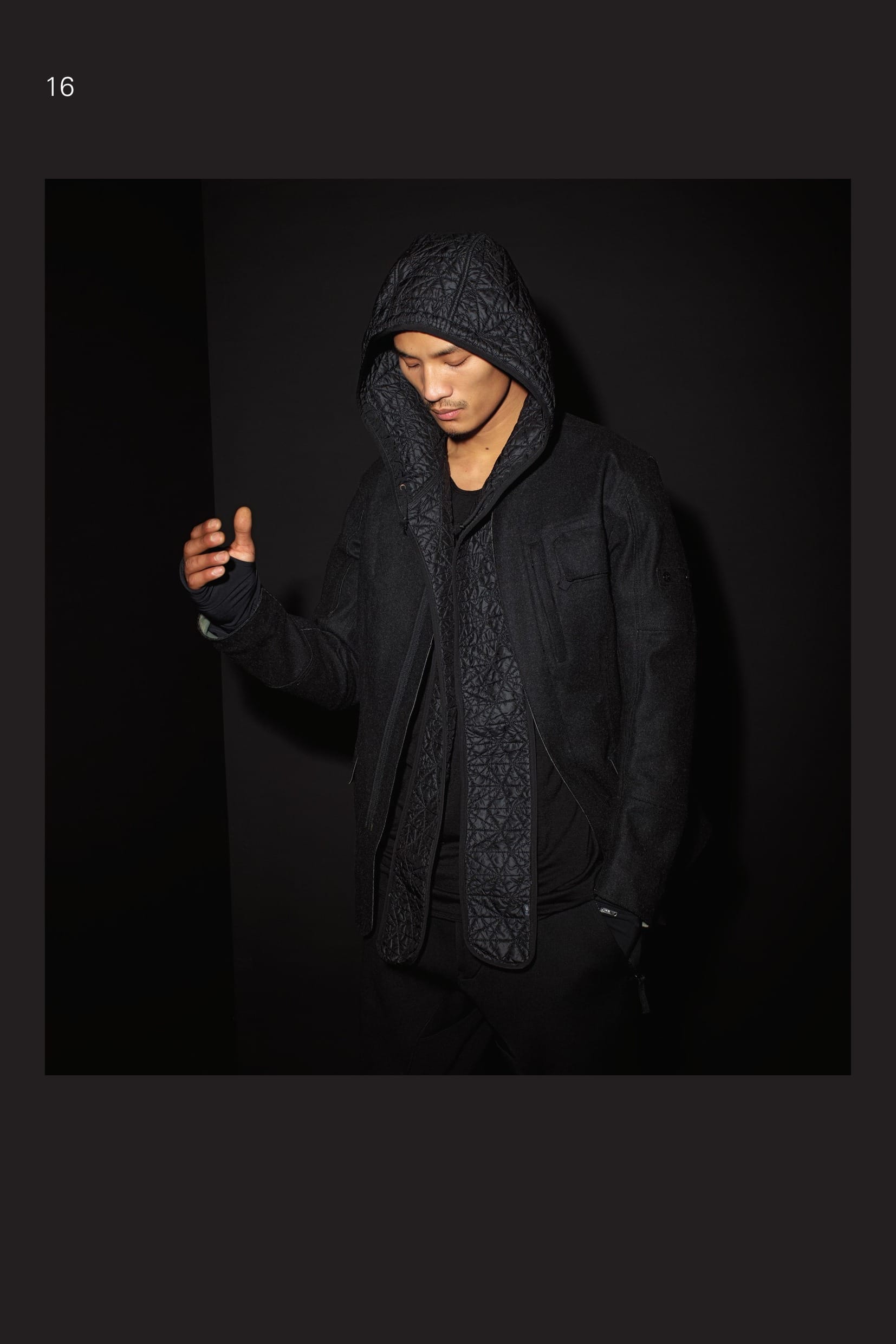 A0408 CATEGORY_RESIST TECH WOOL BLAZER_PW3 PERFORMANCE WOOL Blazer in PW3 HIGH PERFORMANCE WOOL. Developed exclusively for STONE ISLAND SHADOW PROJECT, PW3 is a weatherproof 3-ply composite wool fabric. Designed to bridge the distance between elegance and protection, it is an optimal combination of tradition and technology. The natural wool face is laminated to a waterproof, windproof, and breathable performance membrane with a synthetic backer. Linerless 3-ply construction and taped seams result in garments that are truly contemporary in both their aesthetics and range of use. _ Total weather protection: waterproof and windproof _ Breathable: allows moisture vapour to evaporate _ 3-ply composite construction _ Taped seams Raw cut edge construction. Two front pockets. One vertical chest pocket with hidden zip fastening, with a flap beside it to protect the STONE ISLAND SHADOW badge. Raised collar. Shaped sleeves with detachable fingerless gloves with loops for thumbs in technical stretch jersey. 90206 CATEGORY_EQUIP MODULAR HOOD BRACE_ IRIDESCENT NYLON/PL Hood / inner lapel / scarf in quilted and padded irides- cent nylon / polyester blend. A new frontier in modular garment accessories. Starting from this collection, accessories have been introduced in the EQUIP cat- egory that can be fixed to all the coats and jackets in the PROOF, RESIST and AUGMENT categories for this season, past seasons and the seasons come, design- ed not only for their primary function, but also to en- rich and add a further dimension the overall look. The accessories can be fixed to the garments using the loops at the neck. Drawstring on hood. Garment dyed. 20413 CATEGORY_SKIN_LS UNDERSHIRT_JERSEY CO Long-sleeve T-shirt in cotton jersey. Rounded finely ribbed neck. CATCH pocket on chest with small verti- cal opening. Ergonomic seams on the sleeves. Grip cuffs with thumb slits. Central vertical stitching on the back. Garment dyed. 30309 CATEGORY_SKIN CONTOUR PANT _NYCO FELPA Joggers in double face jersey, nylon outside and cotton inside. Two diagonal front pockets with pull-up zip fastening. Slightly diagonal back pocket with zip fastening. Panel construction on the legs. Drawstrings on bottom hems. Finely ribbed nylon jersey band with internal elastic band and drawstring at the waist. Flap with hidden button fly on the front. Garment dyed.