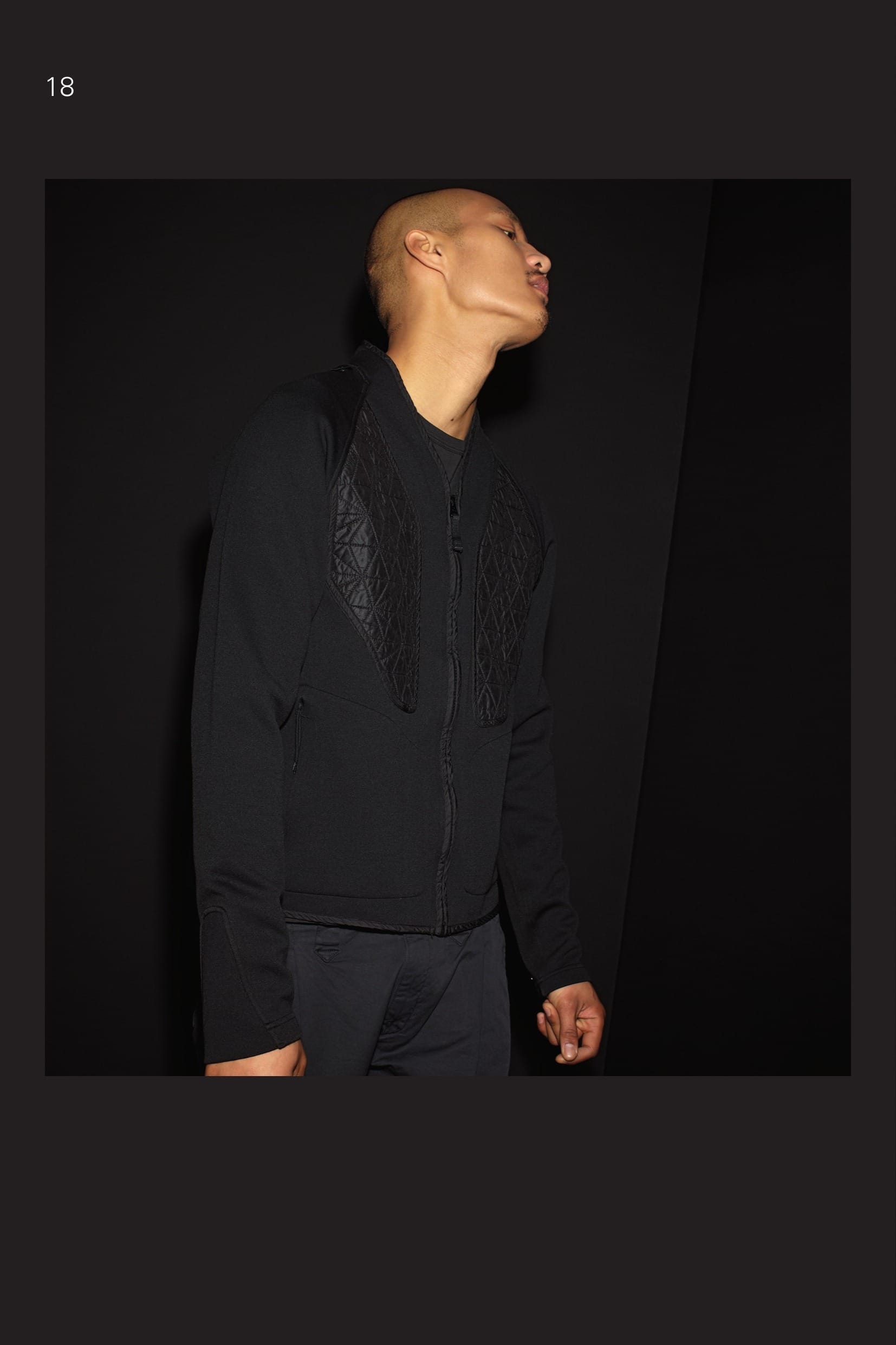 60209 CATEGORY_AUGMENT_MODULAR PARTIAL QUILT LINER_NYCO FELPA CON IRIDESCENT NYLON QUILT Sweatshirt / cardigan in double face jersey, nylon outside and cotton inside. Garments in the AUGMENT category can be fixed to those in the PROOF and RESIST categories using the loops at the neck and buttons at the cuffs, in order to increase the system thermo properties. Two vertical pockets on the front with invisible zip fastening. Raglan sleeves. Patches in quilted iridescent nylon / polyester blend on the chest. Cuffs with gusset in finely ribbed stretch nylon jersey. Nylon canvas edging around the neckline, along front fastening and on bottom hem. Zip fastening. Garment dyed. 30202 CATEGORY_RESIST_PLEATED PANT_RC1 BATAVIA-T Trousers in performance cotton Batavia. Developed exclusively for STONE ISLAND SHADOW PROJECT this RC1 (Resist Cotton 1-ply) high-density gabardine has been impregnated with Teflon® Fabric Protector during the garment dye process. Haptically cool and precise, the subtle matte-sheen belies the 100% cotton composition of the fabric. _ Single layer construction _ Matte-sheen surface _ Water and stain repellency for ideal wearability _ Stone Island garment dyed Trousers with single dart and diagonal pockets on the front. Two back pockets with flap and button fastening. Shaped knee. Panel in finely ribbed stretch jersey embraces the entire calf. Shaped loops at the waist. Zip and button fly closure.