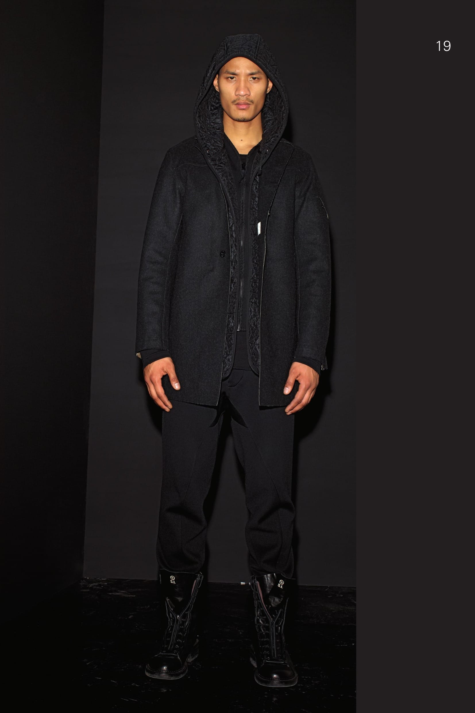 70308 CATEGORY_RESIST_TECH WOOL CAR COAT_PW3 PERFORMANCE WOOL Car coat in PW3 HIGH PERFORMANCE WOOL. Developed exclusively for STONE ISLAND SHADOW PROJECT, PW3 is a weatherproof 3-ply composite wool fabric. Designed to bridge the distance between elegance and protection, it is an optimal combination of tradition and technology. The natural wool face is laminated to a waterproof, windproof, and breathable performance membrane with a synthetic backer. Linerless 3-ply construction and taped seams result in garments that are truly contemporary in both their aesthetics and range of use. _ Total weather protection: Waterproof and windproof _ Breathable: Allows moisture vapour to evaporate _ 3-ply composite construction _ Taped seams Raw cut edge construction. Flat pockets in the front seams. Front yoke. Hidden zips at the cuffs. Shorter at side inserts. Button fastening hidden by placket. 60209 CATEGORY_AUGMENT_MODULAR PARTIAL QUILT LINER_NYCO FELPA CON IRIDESCENT NYLON QUILT Sweatshirt / cardigan in double face jersey, nylon outside and cotton inside. Garments in the AUGMENT category can be fixed to those in the PROOF and RESIST categories using the loops at the neck and buttons at the cuffs, in order to increase the system thermo properties. Two vertical pockets on the front with invisible zip fastening. Raglan sleeves. Patches in quilted iridescent nylon / polyester blend on the chest. Cuffs with gusset in finely ribbed stretch nylon jersey. Nylon canvas edging around the neckline, along front fastening and on bottom hem. Zip fastening. Garment dyed. 30202 CATEGORY_RESIST_PLEATED PANT _RC1 BATAVIA-T Trousers in performance cotton Batavia. Developed exclusively for STONE ISLAND SHADOW PROJECT this RC1 (Resist Cotton 1-ply) high-density gabardine has been impregnated with Teflon® Fabric Protector during the garment dye process. Haptically cool and precise, the subtle matte-sheen belies the 100% cotton composition of the fabric. _ Single layer construction _ Matte-sheen surface _ Water and stain repellency for ideal wearability _ STONE ISLAND garment dyed Trousers with single dart and diagonal pockets on the front. Two back pockets with flap and button fastening. Shaped knee. Panel in finely ribbed stretch jersey embraces the entire calf. Shaped loops at the waist. Zip and button fly closure.