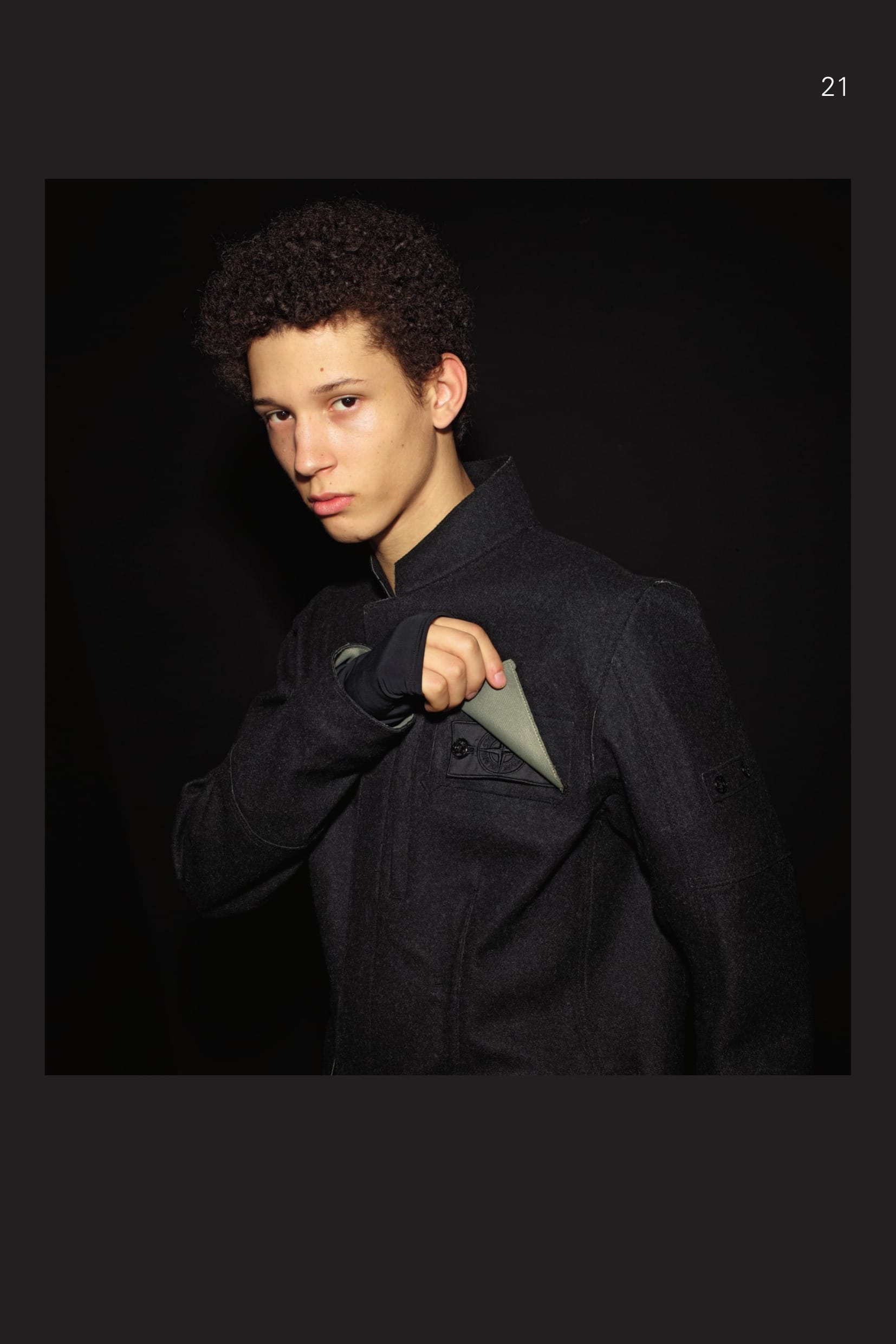 A0408 CATEGORY_RESIST TECH WOOL BLAZER_PW3 PERFORMANCE WOOL Blazer in PW3 HIGH PERFORMANCE WOOL. Developed exclusively for STONE ISLAND SHADOW PROJECT, PW3 is a weatherproof 3-ply composite wool fabric. Designed to bridge the distance between elegance and protection, it is an optimal combination of tradition and technology. The natural wool face is laminated to a waterproof, windproof, and breathable performance membrane with a synthetic backer. Linerless 3-ply construction and taped seams result in garments that are truly contemporary in both their aesthetics and range of use. _ Total weather protection: waterproof and windproof _ Breathable: allows moisture vapour to evaporate _ 3-ply composite construction _ Taped seams Raw cut edge construction. Two front pockets. One vertical chest pocket with hidden zip fastening, with a flap beside it to protect the STONE ISLAND SHADOW badge. Raised collar. Shaped sleeves with detachable fingerless gloves with loops for thumbs in technical stretch jersey.