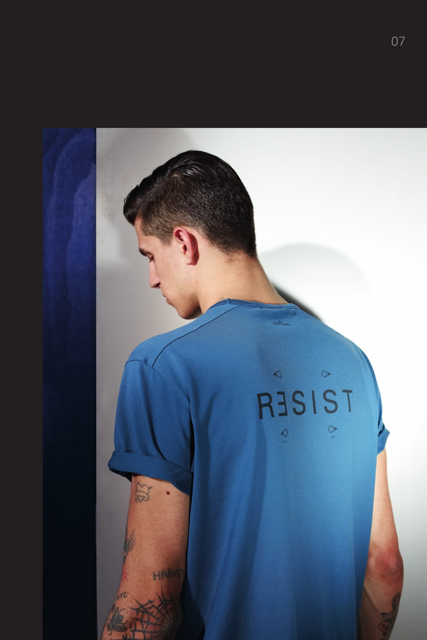 20113 CATEGORY_ SKIN _ PRINTED CATCH POCKET T-SHIRT_ JERSEY MAKO Short sleeve T-Shirt in mako cotton jersey. Catch pocket with side entrance on chest. ‘Resist’ print on back. Garment dyed.