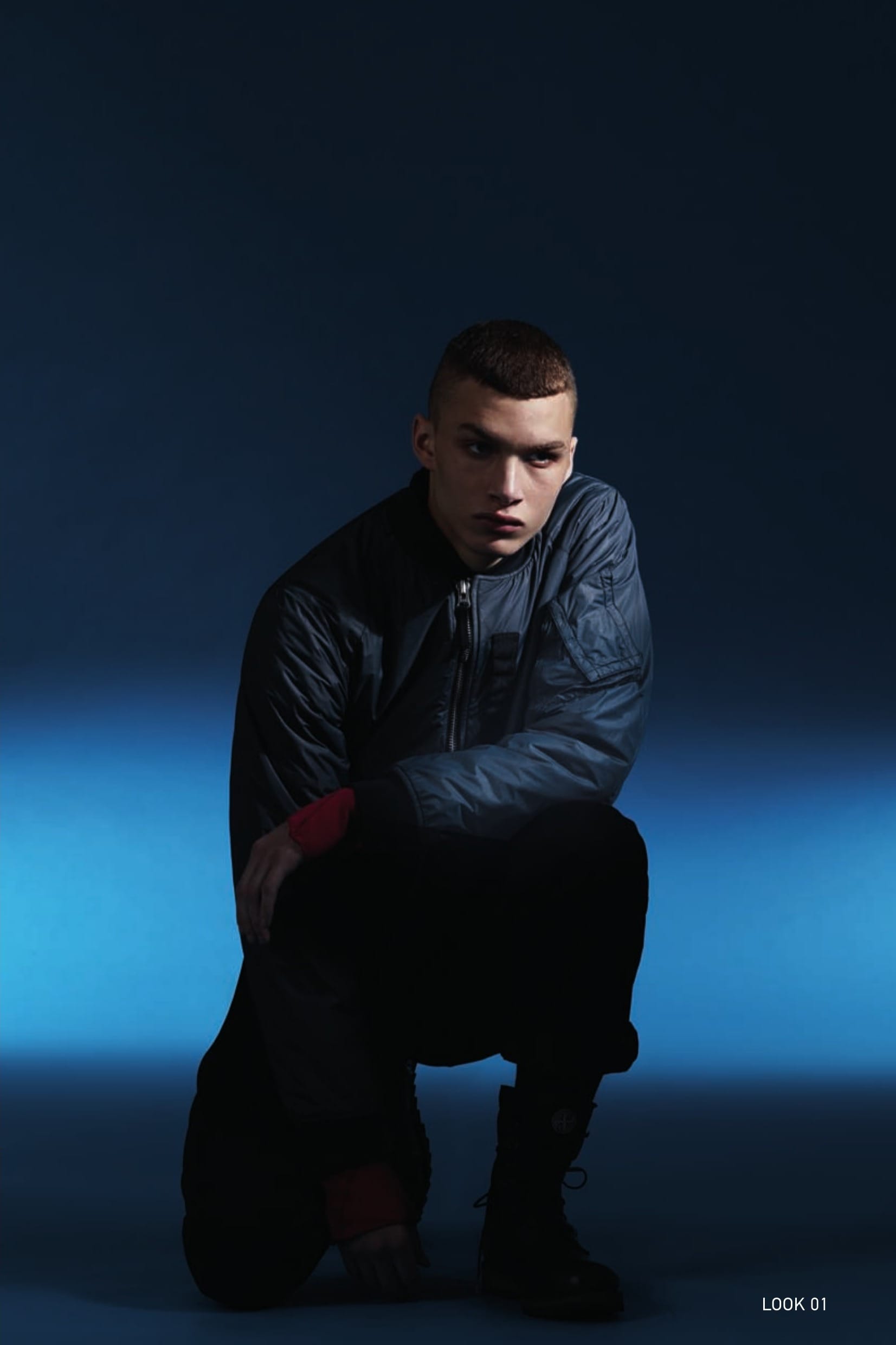 40515 BOMBER JACKET_SOLO-R WITH THERMAL INSULATION Bomber Jacket in SOLO-R, a lightweight and compressible semi-transparent fabric. Its dimpled appearance and unusual shininess are the result of the lamination of the outer fabric with the internal imperceptible breathable, water and wind resistant performance membrane. The Stone Island garment dyeing technology bestows the SOLO-R garments with multi-dimensional colours. On the front, from the sleeves to the bottom, two diagonal cuts held by tape and snap, protect the underlying pockets. On the chest, vertical Cordura® tape appliqué. Armholes engineered for maximum freedom of movement. On the sleeve, a triangular zippered patch pocket, fastened by a rectangular flap with Velcro® which also protects a second pocket. Ribbed collar. Shaped ribbed cuffs and bottom hem. The inside is lined with a technical nylon mesh, quilted with a star pattern with a fine polyester padding substrate, which guarantees the heat insulation of the garment. Slightly off-centre metal zip fastening. 20314 LS UNDERSHIRT_JERSEY MAKO’ Long-sleeve T-shirt in Mako cotton interlock. Garment dyed. Double-needle stitching. Ergonomic sleeves with integrated fingerless gloves. Ribbed neck. Side stitching shifted towards the front. Central stitching on the back. 30110 WIDE PLEATED PANT_CO DIAGONAL Trousers with single dart in diagonal weave comfort cotton. Garment dyed. Wide fit. Diagonal side pockets. Two flat pockets on the back. Zip fly and button at the waist.