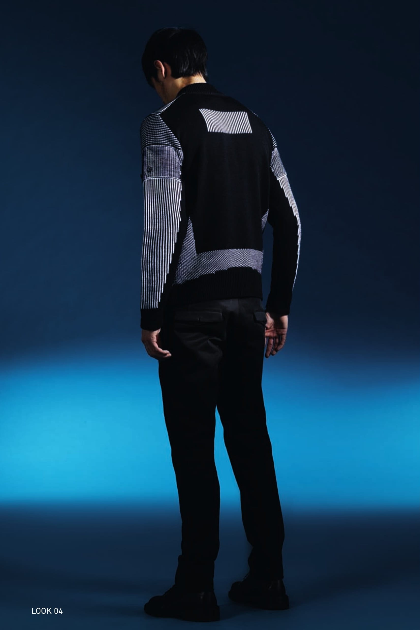 505A1 ASYM ZIP JACKET_WO/PL/PA JACQUARD State of the Art in knitwear construction. Cardigan in a blend of wool, polyester and polyamide yarns seamlessly woven with a combination of jacquard and placed intarsia techniques. Seamless pocket construction. Slightly asymmetrical black zip fastening with buttons underneath. 30611 CHINO_CO STRUCTURED Chinos in micro textured comfort cotton. Two diagonal side pockets. Two back pockets with flap and partially concealed button fastening. Reinforced crotch. Zip fly and semi-concealed button at the waist.