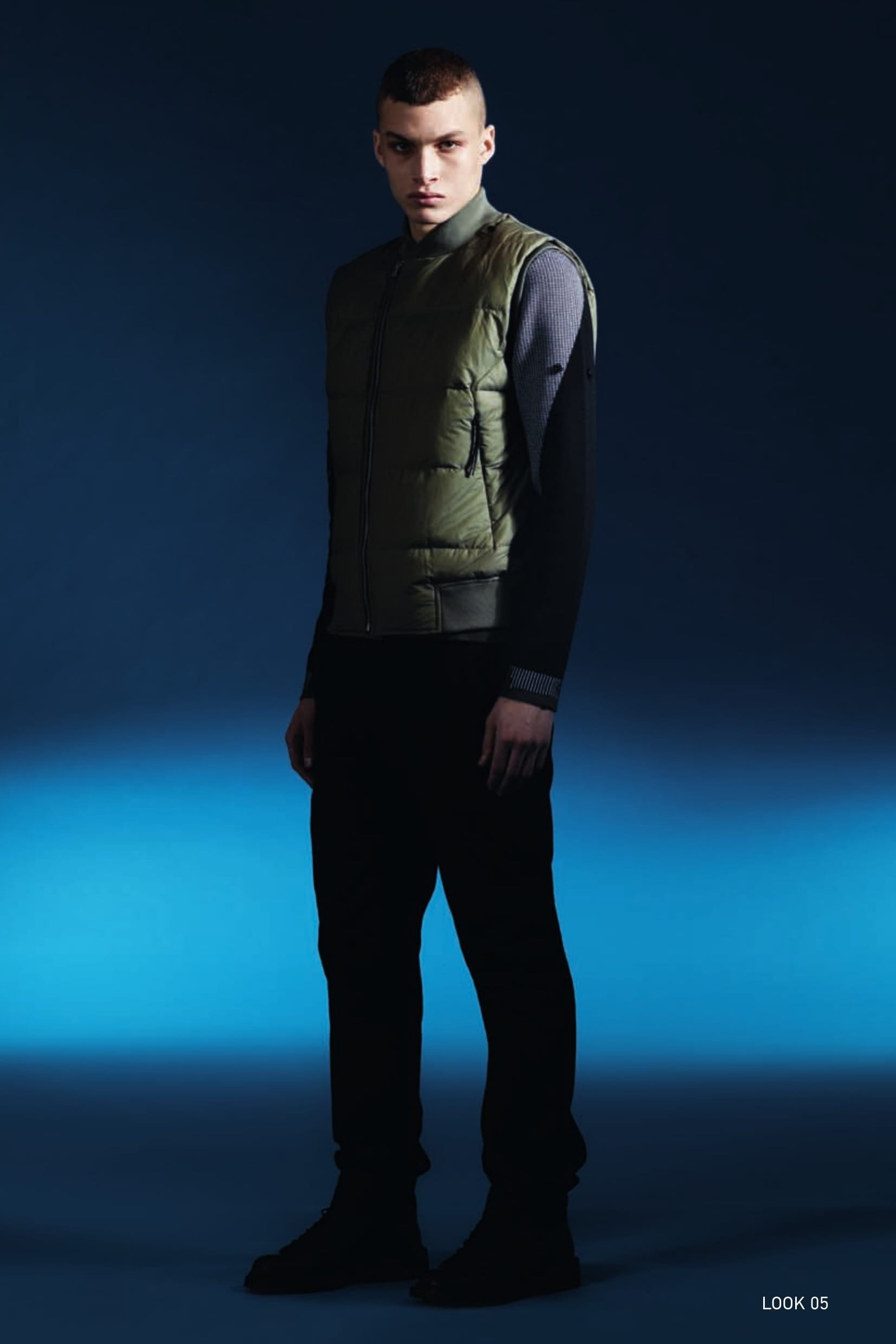 G0102 DOWN VEST_CO RIP STOP Vest in lightweight micro rip-stop cotton canvas, padded with the finest down. Lightweight down sacks construction. Tapes and snap fasteners at the neck allow the garment to be integrated in Stone Island Shadow Project shoulder pieces, both from this season and past and future seasons. Slightly overlapping crossover bomber jacket collar in ribbed jersey. Invisible zip-fastening diagonal pockets. Ribbed jersey armholes and bottom hem. Matte nylon lining. Asymmetrical metal zip fastening, slightly on the diagonal. 501A1 CREW NECK_WO/PL/PA JACQUARD State of the Art in knitwear construction. Crew neck jumper in a blend of wool, polyester and polyamide yarns seamlessly woven with a combination of jacquard and placed intarsia techniques. 30611 CHINO_CO STRUCTURED Chinos in micro textured comfort cotton. Two diagonal side pockets. Two back pockets with flap and partially concealed button fastening. Reinforced crotch. Zip fly and semi-concealed button at the waist.
