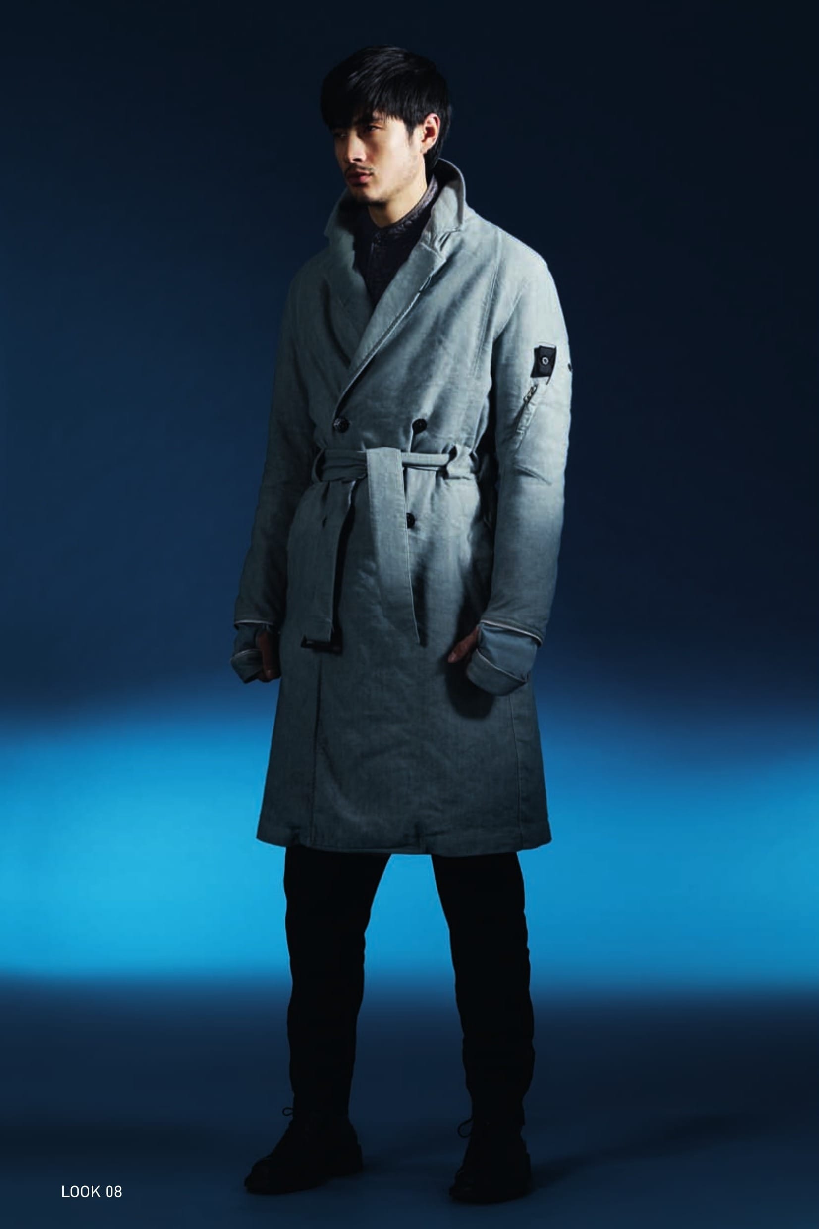 70205 TRENCH COAT_WOOL/LINEN/NYLON WITH THERMAL INSULATION Double-breasted trench coat in a brushed wool/linen/nylon twill fabric. Specific double garment dyeing recipes, allow superb colour and multi-tone depth to this triple composition fabric. The addition of a special agent to the dyeing recipe makes the garment anti-drop. Shaped neckline. Two diagonal pockets on the front. Zip-fastening pocket on one sleeve: the pocket partially covers the Stone Island Shadow Project badge. Two inside pockets with zip fastening. Cuffs rimmed by an adjustable metal zip concealing a ribbed jersey fingerless glove. Belt inserted drawstringstyle on the sides. Split on the back bottom hem. The inside is lined with a technical nylon mesh, quilted with a star pattern with a fine polyester padding substrate, which guarantees the heat insulation of the garment. 40708 MODULAR AUGMENT INSULATION JACKET_IRIDESCENT NYLON QUILTING Jacket in a lightweight iridescent nylon quilted with a star-pattern to a padding substrate. Garment dyed. Tapes and snap fasteners at the neck and buttons at the cuffs allow the garment to be integrated in Stone Island Shadow Project shoulder pieces, both from this season and past and future seasons. Shaped raised collar. Vertical side pockets. Rounded bottom hem. Metal zip fastening slightly off-centre. 30505 NARROW PLEATED PANT _WOOL/LINEN/NYLON Trousers with single dart in brushed wool/ linen/nylon twill fabric. Specific double garment dyeing recipes allow superb colour and multi-tone depth to this triple composition fabric. Diagonal side pockets. Two back pockets with flap and button fastening. Stretch jersey insert on bottom hem of leg. Zip fly and button at the waist.