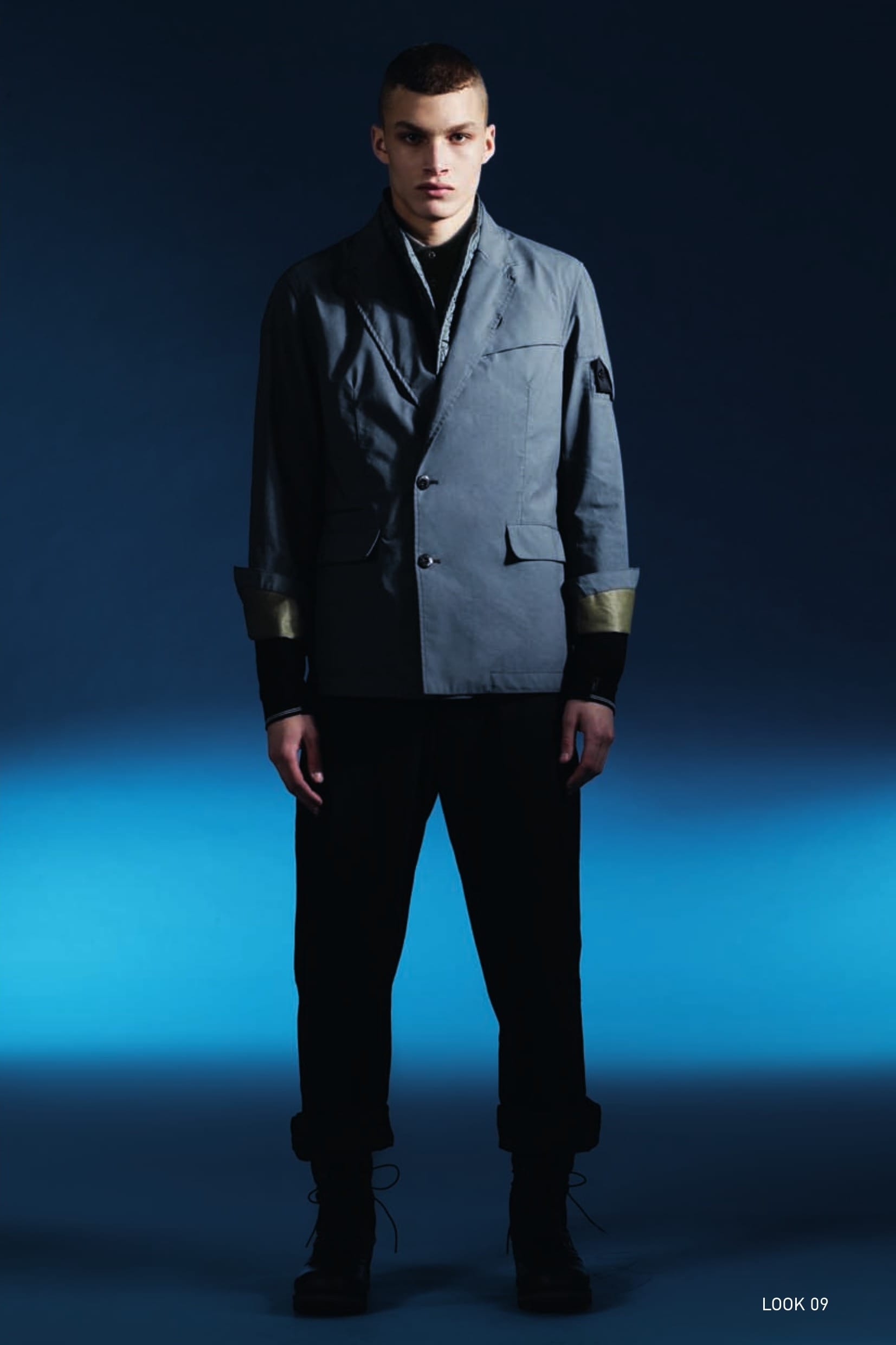 A0101 1B + BLAZER_CYON-R 3L WITH REMOVABLE THERMAL INSULATING LINER One breast +1/2 blazer in CYON-R 3L, an exclusive triple-layered performance fabric. The outer face is in high density cotton poplin laminated with an internal performance, water and wind resistant, breathable membrane and an internal protective layer in nylon jersey. The Stone Island double garment dyeing process bestows the garments in CYON-R 3L with vibrant multi-dimensional colours and, if required, strong contrasting colours. Horizontal pockets with flap. On the right pocket there is a small flat pocket concealed by a flap. Small flat pocket on the chest hidden by a flap. On the left sleeve, the Stone Island Shadow Project badge is partly concealed by a flap. Cuffs fastened with two buttons, concealed by a flap. Fastens with two buttons and one internal button. Heat insulation is guaranteed by an internal detachable vest in a lightweight iridescent nylon quilted with a star-pattern to a padding substrate. The lining is fixed to the garment with ties and a snap fastener. These tapes allow the lining to be integrated in Stone Island Shadow Project shoulder pieces, both from this season and past and future seasons. Snap fastening 20412 LS POLO SHIRT_PIQUET LUCIDO Long-sleeve Polo shirt in lightly brushed cotton piqué. Garment dyed. Two parallel contrasting colour pinstripes on the collar and on the ribbed jersey insert at cuffs, these are made in polyester yarn not to react to the dye bath. Three button fastening at neck. The front of the Polo shirt is slightly longer on the back. Diagonal splits on the bottom sides. 30110 WIDE PLEATED PANT_CO DIAGONAL Trousers with single dart in diagonal weave comfort cotton. Garment dyed. Wide fit. Diagonal side pockets. Two flat pockets on the back. Zip fly and button at the waist.
