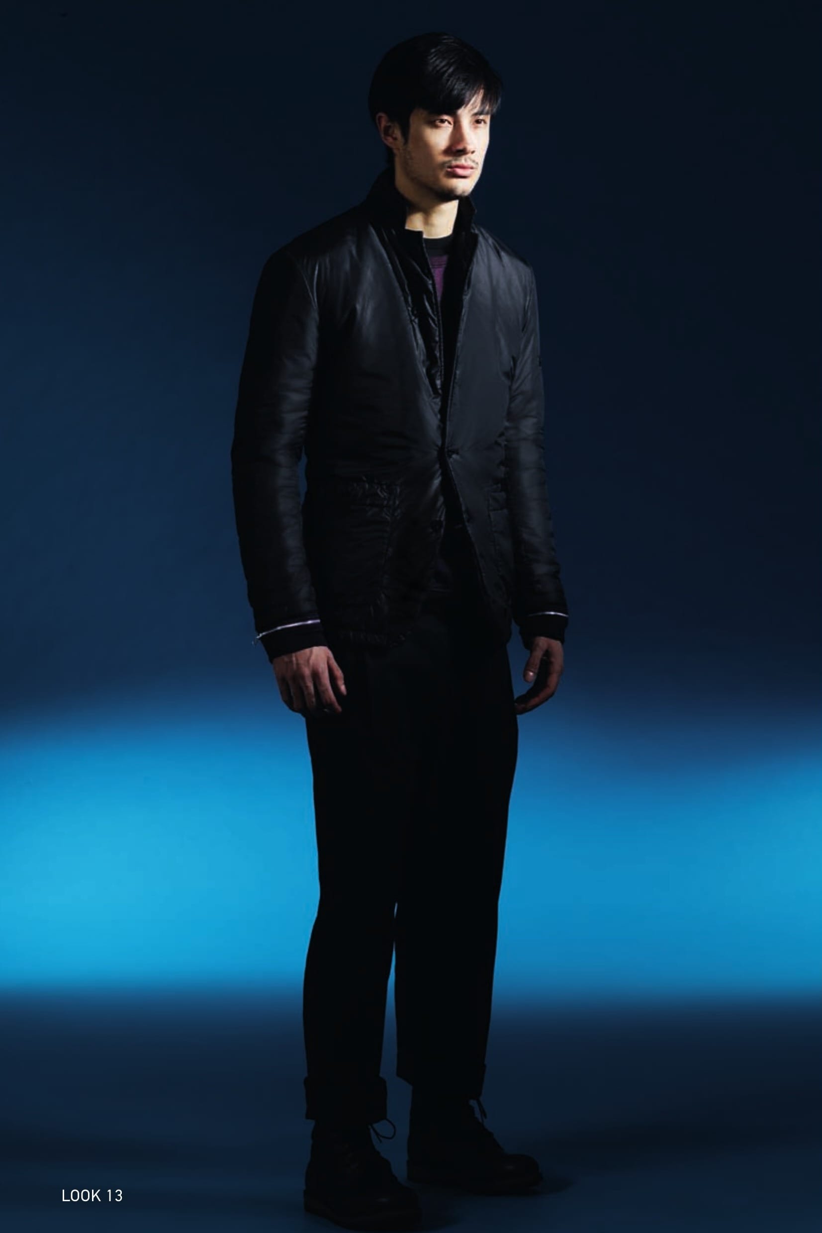 A0315 SB BLAZER_SOLO-R WITH THERMAL INSULATION Single-breasted blazer in SOLO-R, a lightweight and compressible semitransparent fabric. Its dimpled appearance and unusual shininess are the result of the lamination of the outer fabric with the internal imperceptible breathable, water and wind resistant performance membrane. The Stone Island garment dyeing technology bestows the SOLO-R garments with multidimensional colours. Patch pockets with horizontal opening. The inside is lined with a technical nylon mesh quilted with a star-pattern to a padding substrate, with an additional soft inner padding, which guarantees the heat insulation of the garment. Two-button fastening and a button held by elastic to the raise the collar. 60209 CREWNECK SWEATSHIRT_CO FELPA MERCERIZED Crew neck sweatshirt in mercerised cotton fleece. Garment dyed. Shoulder seams shifted toward the front. Ribbed cuffs rimmed by an adjustable metal zip concealing a ribbed jersey fingerless glove. Ribbed neckline and bottom hem. 20213 PRINTED LS T-SHIRT_CATCH POCKET T_JERSEY MAKO’ Long-sleeve T-shirt in mako cotton jersey. Small patch ‘Catch pocket’ on the chest, with side opening. Ribbed neckline. Garment dyed. Large print on the back with seasonal motif inspired by an exploded Stone Island star and “CXADO” lettering - Shadow in Esperanto. 30110 WIDE PLEATED PANT_CO DIAGONAL Trousers with single dart in diagonal weave comfort cotton. Garment dyed. Wide fit. Diagonal side pockets. Two flat pockets on the back. Zip fly and button at the waist.