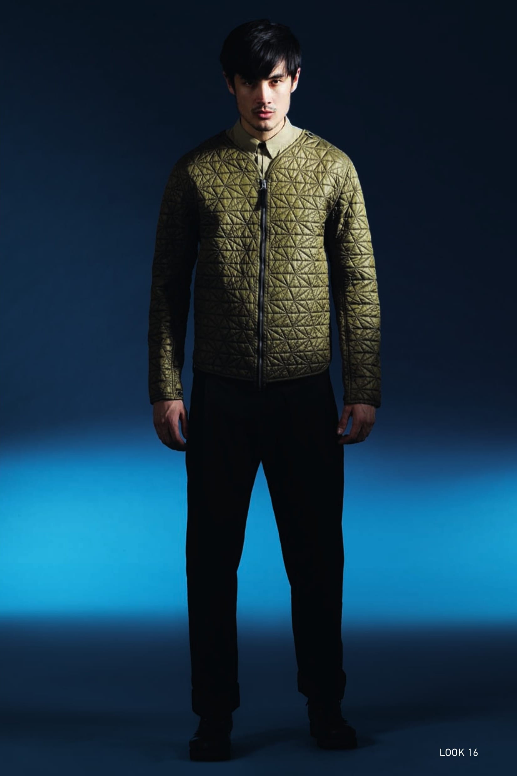 40303 INSULATING REMOVABLE LINER [IRIDESCENT NYLON QUILTING] OF THE CROP JACKET_PW3 TECH WOOL Long-sleeve detachable lining of the Crop Jacket in PW3 Tech Wool, in a lightweight iridescent nylon quilted with a star-pattern to a padding substrate. The lining is fixed to the garment with ties and a snap fastener. These tapes and the button at the cuffs allow the lining to be integrated in Stone Island Shadow Project shoulder pieces, both from this season and past and future seasons. Metal zip fastening. 30110 WIDE PLEATED PANT_CO DIAGONAL Trousers with single dart in diagonal weave comfort cotton. Garment dyed. Wide fit. Diagonal side pockets. Two flat pockets on the back. Zip fly and button at the waist.