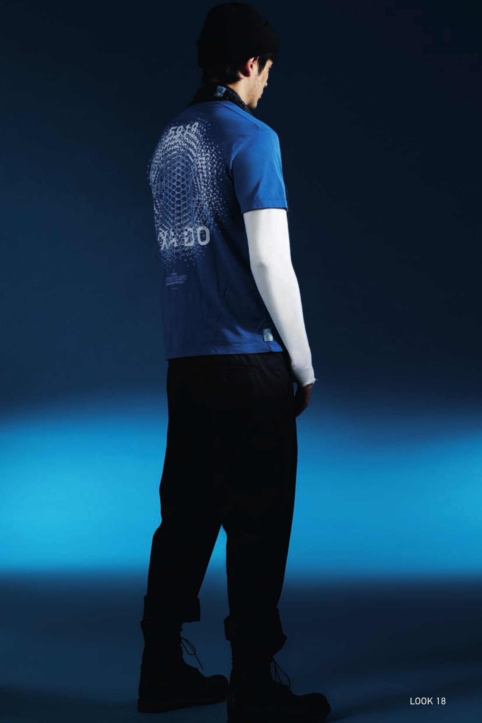 20113 PRINTED SS T-SHIRT_CATCH POCKET T _JERSEY MAKO’ Short-sleeve T-shirt in Mako cotton jersey. Small patch ‘Catch pocket’ on the chest, with side opening. Ribbed neckline. Garment dyed. Large print on the back with seasonal motif inspired by an exploded Stone Island star and “CXADO” lettering - Shadow in Esperanto. 20314 LS UNDERSHIRT_JERSEY MAKO’ Long-sleeve T-shirt in Mako cotton interlock. Garment dyed. Double-needle stitching. Ergonomic sleeves with integrated fingerless gloves. Ribbed neck. Side stitching shifted towards the front. Central stitching on the back. 90308 MODULAR EQUIP SCARF_NYLON IRIDESCENT QUILTED NYLON Scarf in lightweight iridescent nylon quilted with a star-pattern to a padding substrate. Shaped at the neck. Pocket on each end, one of which with zip fastening. Tapes and snap fasteners at the neck allow the scarf to be integrated in Stone Island Shadow Project shoulder pieces, both from this season and past and future seasons, to protect against the cold and enrich their appearance. 30110 WIDE PLEATED PANT_CO DIAGONAL Trousers with single dart in diagonal weave comfort cotton. Garment dyed. Wide fit. Diagonal side pockets. Two flat pockets on the back. Zip fly and button at the waist.