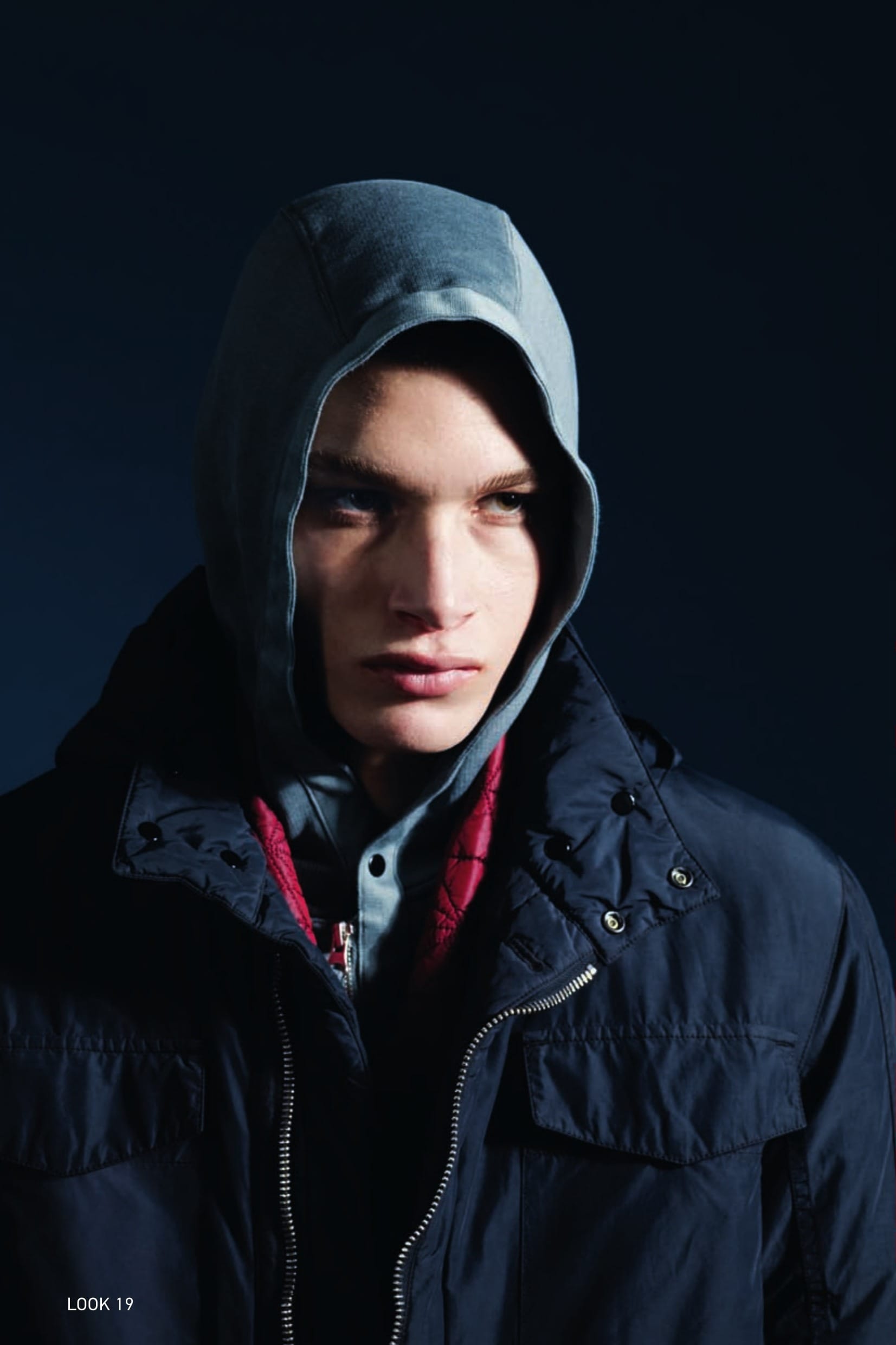 60109 HOODED SWEATSHIRT_CO CO FELPA MERCERIZED Hooded sweatshirt in mercerized cotton fleece. Garment dyed. Patch pockets under a horizontal cut on the front, with diagonal entrance and crease forming a dart. Ribbed cuffs rimmed by an adjustable metal zip concealing a ribbed jersey fingerless glove. Ribbed bottom hem. Metal zip fastening slightly offcentre and snap fasteners mounted on cotton tape, also found on the hood edging. 40404 FIELD JACKET_NYCO CANVAS WITH THERMAL INSULATION Field Jacket in NYCO, nylon/cotton canvas resin-treated on the inside for water and wind resistance. Raised collar with two snap fasteners. Bellows pockets on the chest, with flap and hidden snap fastening. Pockets built into the body of the garment, with two bellows sides, with flap and snap fastening. Armholes engineered for maximum freedom of movement. Cuffs rimmed by adjustable metal zip concealing a ribbed jersey fingerless glove. Drawstring waist and bottom hem. Detachable hood with horizontal drawstring, in SOLO- R, garment-dyed lightweight performance membrane. The inside is lined with a technical nylon mesh, quilted with a star pattern with a fine polyester padding substrate, which guarantees the heat insulation of the garment. Slightly asymmetrical metal zip and button fastening. Garment dyed with double dyeing recipe. 90308 MODULAR EQUIP SCARF_IRIDESCENT QUILTED NYLON Scarf in lightweight iridescent nylon quilted with a star-pattern to a padding substrate. Shaped at the neck. Pocket on each end, one of which with zip fastening. Tapes and snap fasteners at the neck allow the scarf to be integrated in Stone Island Shadow Project shoulder pieces, both from this season and past and future seasons, to protect against the cold and enrich their appearance.