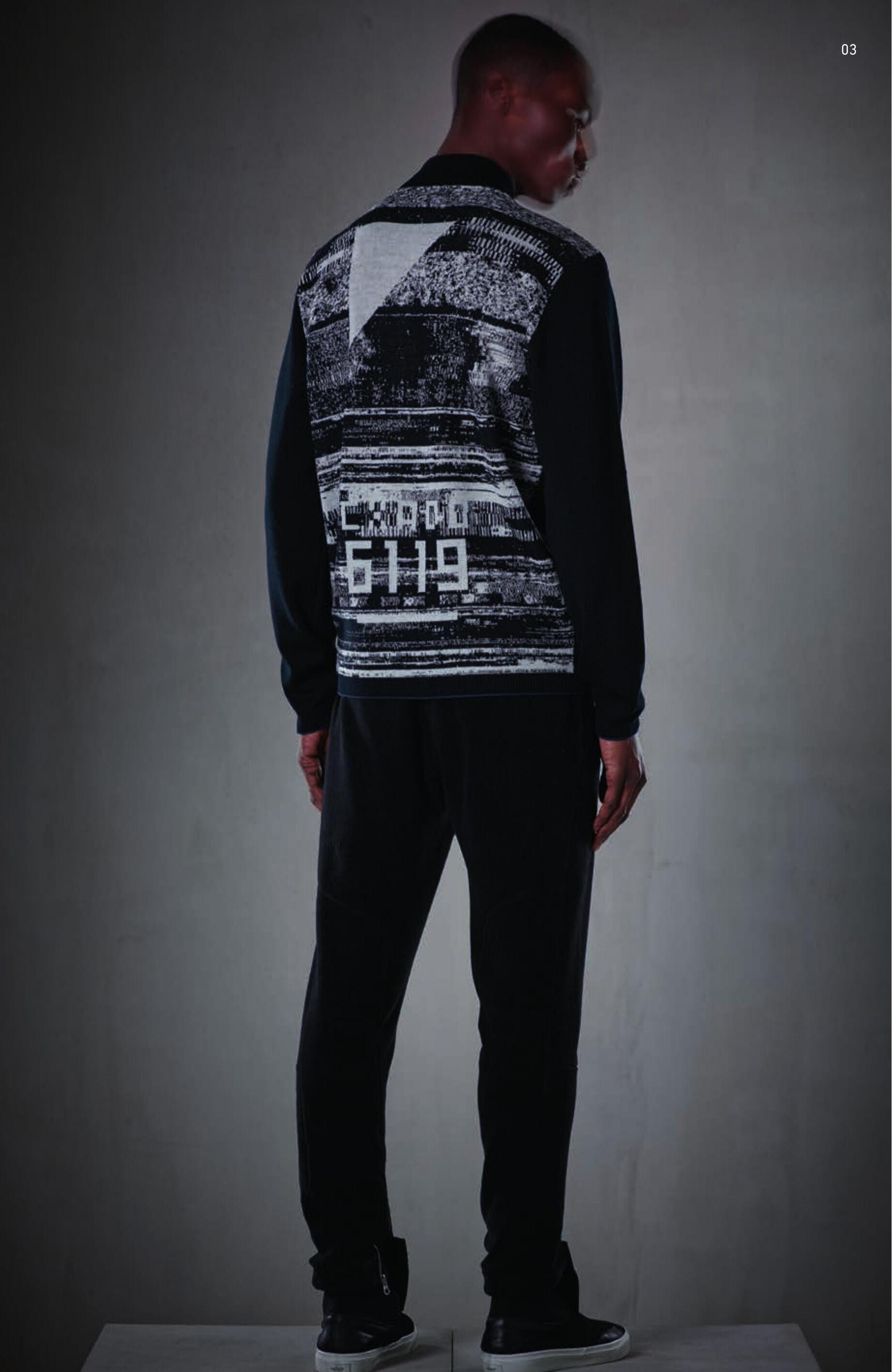 507A6 TRACK JACKET _ WO/PL/PA State of the Art in knitting techniques. Crew neck knit, oversized in length, in wool/polyester/nylon, made by combining several weaving techniques as well as jacquard techniques and seamless placed inlays. Bomber shaped ribbed collar. Plain wool front with seamless construction of the pouch pockets. Ribbed motive on sides. On the back, a jacquard weaved motive using different yarns creates a ‘glitch’ effect, the ’disturbed’ graphical effect on monitors because of system interferences, enhanced with the CXADO 6119 graphic motive. Ribbed guffs and bottom band. Zip fastening. 30811 TRACK PANT _ FLEECE CO/PA Fleece track pant in light cotton/nylon plush with a mélange look. Garment dyed. Elasticated band and drawstring at waist. Slightly diagonal zip fastened pockets on the front. One zip fastened pocket on the back. Shaped legs, looser on the rear. Zip on leg bottom. Elasticated band in the leg end seam.