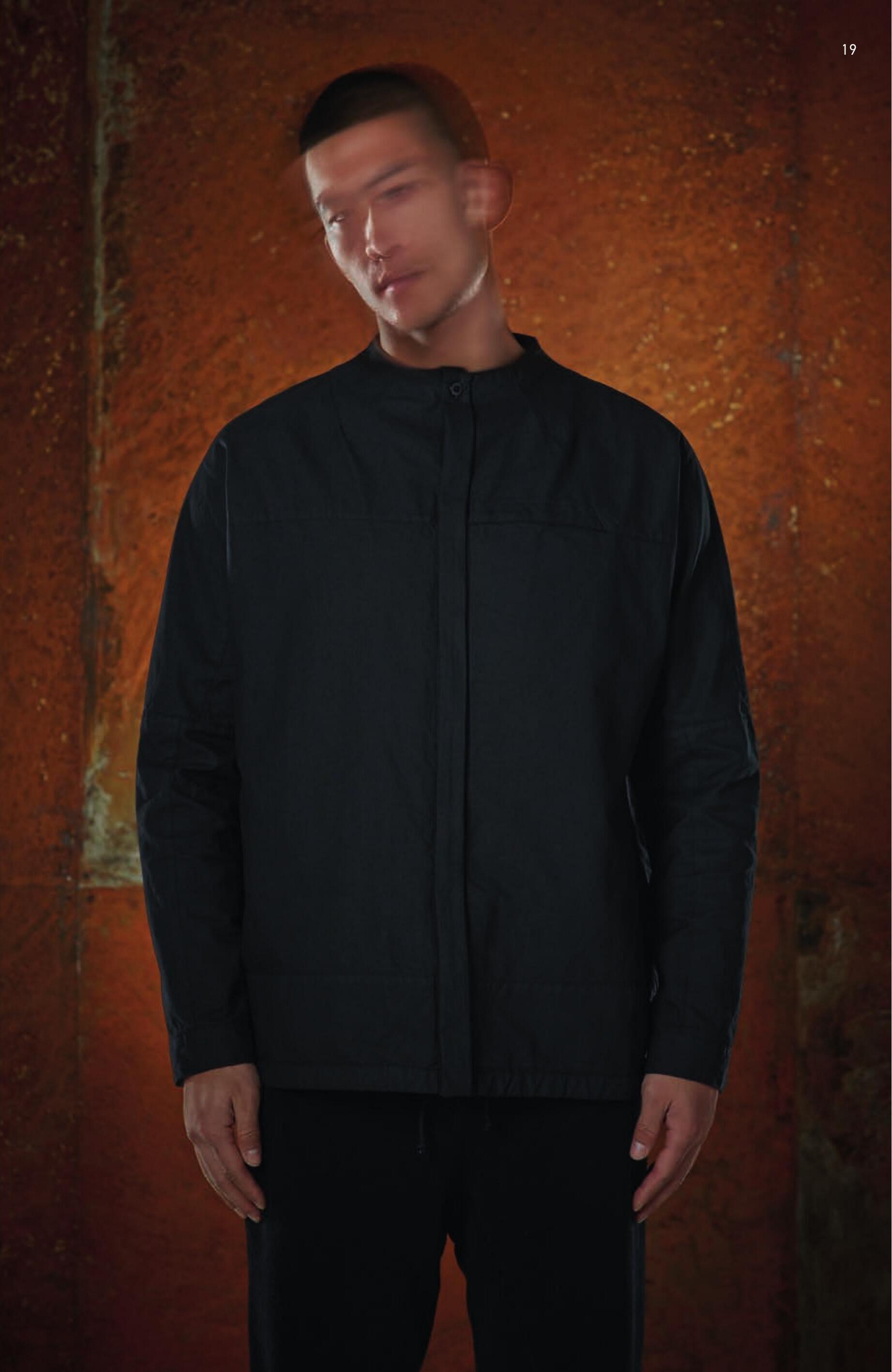 10407 CONTOUR NECK SHIRT _ OXFORD CO Round neckline shirt in oxford cotton. Squared cut. Yoke on front and back. Small chest pocket with opening in the front yoke. Wide sleeves. Buttons at cuffs. Adjustable elasticated band in the bottom seam. Hidden buttons fastening. Garment dyed. 30811 TRACK PANT _ FLEECE CO/PA Fleece track pant in light cotton/nylon plush with a mélange look. Garment dyed. Elasticated band and drawstring at waist. Slightly diagonal zip fastened pockets on the front. One zip fastened pocket on the back. Shaped legs, looser on the rear. Zip on leg bottom. Elasticated band in the leg end seam. weaved motive using different yarns creating a ‘glitch’ effect, the ’disturbed’ graphical effect on monitors because of system interferences. Two sides are edged in solid colour nylon yarn. Tassels on the four corners. 30105 HIGH WAISTED CHINO _ DIAGONAL PL Chino trousers in shiny diagonal weave polyester. Slightly high waist cut. Vertical opening pockets parallel to the dart. Horizontal opening back pockets, inserted into the yoke. Zip fastening. Garment dyed under pressure at 130°C.