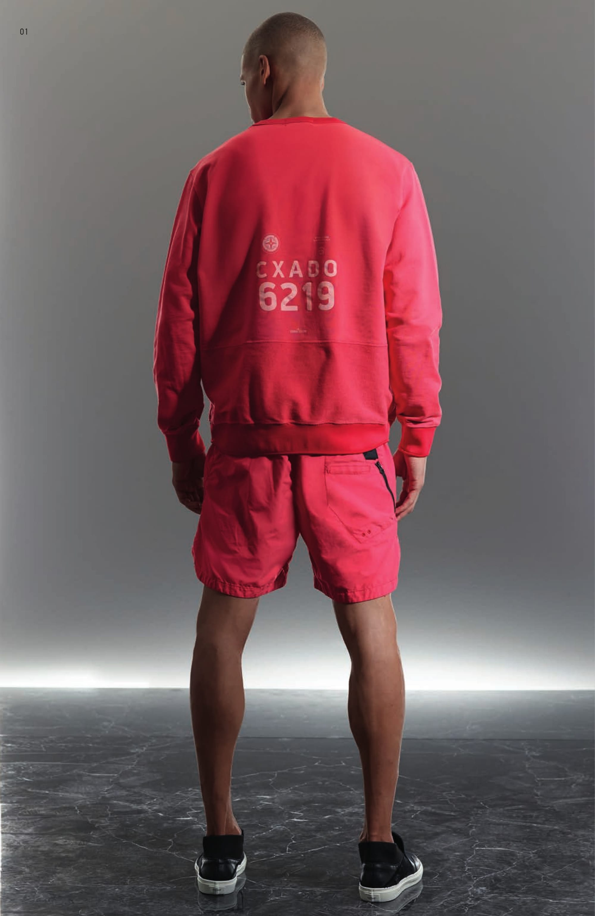 60410 CLASSIC CREW NECK _ FELPA CO Crewneck sweatshirt in cotton fleece. Garment dyed. Ribbed neckline, cuffs and bottom band. Inlay in reversed fleece on the lower back with big 6219 CXADO print on top. B0116 SWIM TRUNK _ BRUSHED NY Swim trunks in light brushed nylon. Garment dyed. Diagonal cut side seams, covered with tape and hosting pockets. Fitting seams on back. Shaped patch pocket on back with side zip fastening and partly concealed Stone Island Shadow Project badge. S0122 STEP-ON SLIP-ON 3 _ CANVAS / LEATHER / PONY HAIR Modular and versatile shoe. The back of the shoe, in heavy ribbed double layer nylon jersey transforms this deck-shoe into a slip-on shoe. Cotton canvas upper with leather and pony hair inlays. Oversized tongue carrying the CXADO heat print motif. White real rubber sole.