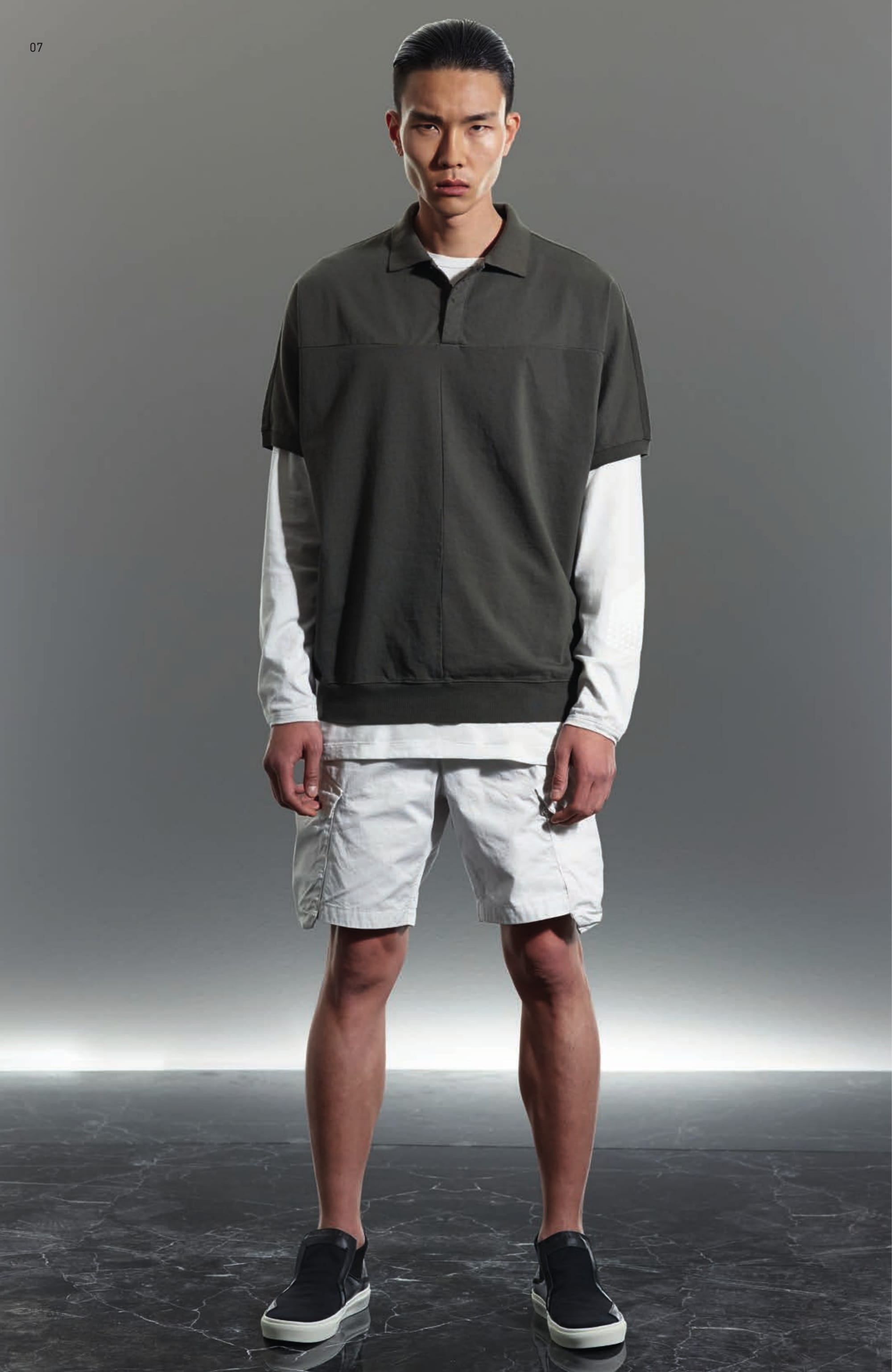 20509 WIDE POLO SHIRT _ HEAVY JERSEY CO Short sleeve Polo Shirt in heavy cotton jersey. Garment dyed. Wide fit. Ribbed jersey collar with two hidden button fastening. Horizontal and vertical seam on the entire front. Ribbed band on sleeves and bottom. Fitting seams on back shoulders. 20211 LS T-SHIRT PRINTED _ INTERLOCK MAKO CO Long sleeve T-Shirt in Mako cotton interlock. Garment dyed. Wide and long fit. Ribbed neckline and cuffs. Trapeze shaped ‘Catch pocket’ on chest, with side opening. Print on chest and sleeves. Big 6219 CXADO print on back. L0206 BERMUDA CARGO _ GABARDINE CO Bermuda shorts in cotton gabardine. Garment dyed. Slanting pockets. Diagonally placed patch bellows pockets slightly longer than the leg hemline, with zip fastening under flap. Two welt pockets on the back. Seat inlay. Zip and button fly. S0122 STEP-ON SLIP-ON 3 _ CANVAS / LEATHER / PONY HAIR Modular and versatile shoe. The back of the shoe, in heavy ribbed double layer nylon jersey transforms this deck-shoe into a slip-on shoe. Cotton canvas upper with leather and pony hair inlays. Oversized tongue carrying the CXADO heat print motif. White real rubber sole.