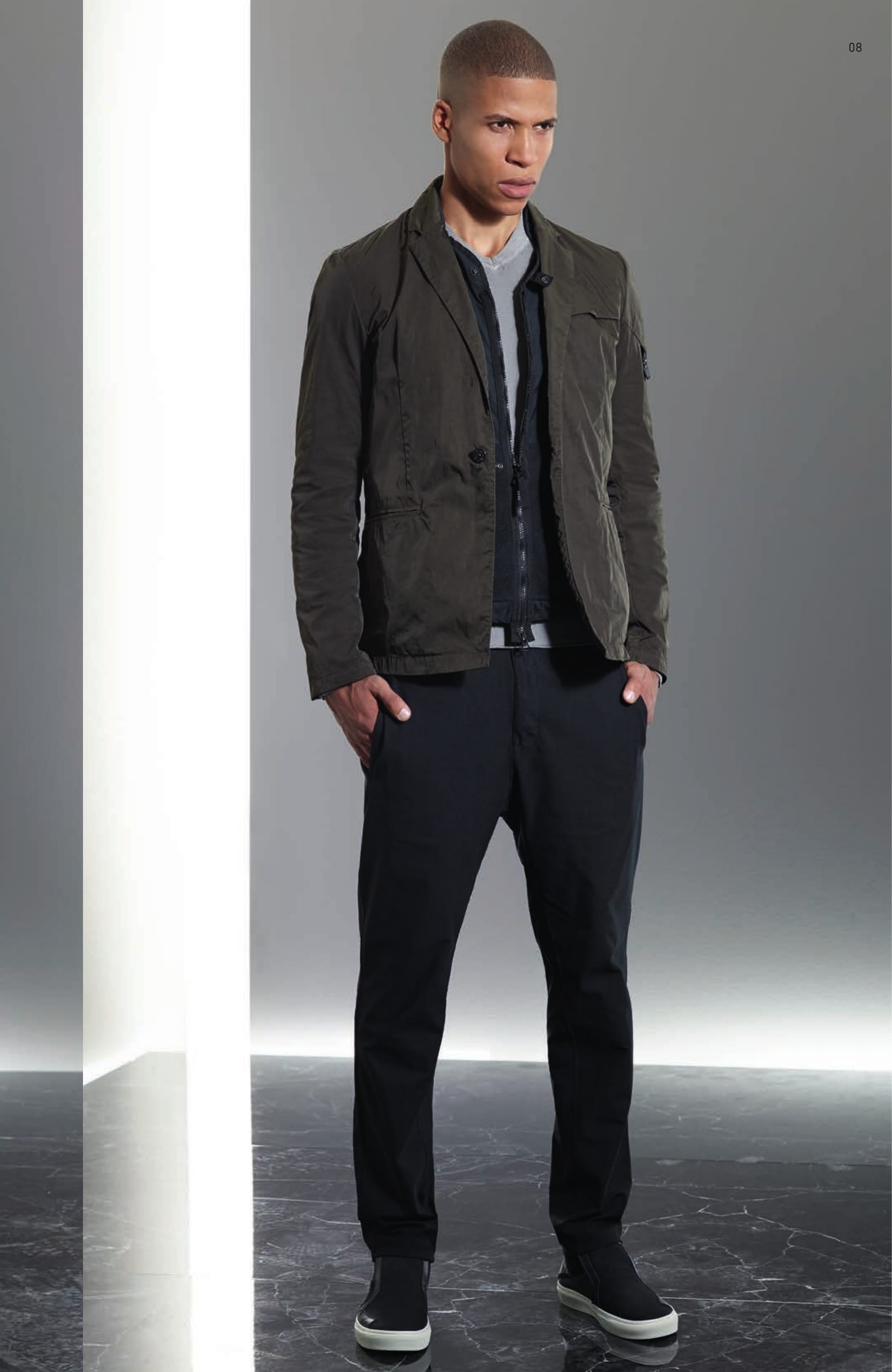 A0302 SB BLAZER _ HOLLOWCORE METAL Blazer in hollowcore nylon twill. Garment dyed. The high-density structure of HOLLOWCORE METAL fabric belies its surprisingly lightweight and comfortable hand. This eff ect is achieved by the use of hollow polyamide fi bres, which provide substantial volume with minimal mass. When garment dyed, the special structure of the fabric results in incredibly vivid metallic colours and a deep iridescent sheen. Notched lapels with squared indent. Two fitting vertical seams on the front. Welt front pockets. Chest pocket hidden by a fabric inlay creating a fold. On the leſt sleeve, partly concealed Stone Island Shadow Project badge. Concealed button fastening cuff s. Two side back vents. Single button fastening. G0112 MODULAR VEST _ 4-WAY STRETCH Vest in 4 ways stretch smooth heavy nylon. Garment dyed. Modular item engineered to augment the insulation properties of the outerwear pieces: it can be fi xed, through loops and snaps, to all the Stone Island Shadow Project shoulder pieces. Round neckline with quilted and padded collar stand on the rear. Cotton mesh patch pockets with diagonal opening. Cotton mesh double layer inlay on the back. Lightly padded and quilted inlay on bottom sides. Zip and two snaps fastening. 501A3 V NECK _ CO PIGMENT DYE Long sleeve V-neck knit in light cotton crêpe. Garment dyed and subsequently over-dyed with natural pigments to achieve a deep and iridescent colour shade. Ribbed collar. Zigzag motif on the ribbed cuffs. Ribbed inner bottom line. On the left sleeve, partly concealed Stone Island Shadow Project badge. 30312 CHINO _ 4 WAY STRETCH Chino/track pants in 4 ways stretch smooth heavy nylon. Garment dyed. Wide fit. One small pleat along vertical front pockets. Two back pocket. Seat inlay. Elasticated waist with drawstring. Zip and buttoned fastened fly. S0122 STEP-ON SLIP-ON 3 _ CANVAS / LEATHER / PONY HAIR Modular and versatile shoe. The back of the shoe, in heavy ribbed double layer nylon jersey transforms this deck-shoe into a slip-on shoe. Cotton canvas upper with leather and pony hair inlays. Oversized tongue carrying the CXADO heat print motif. White real rubber sole.