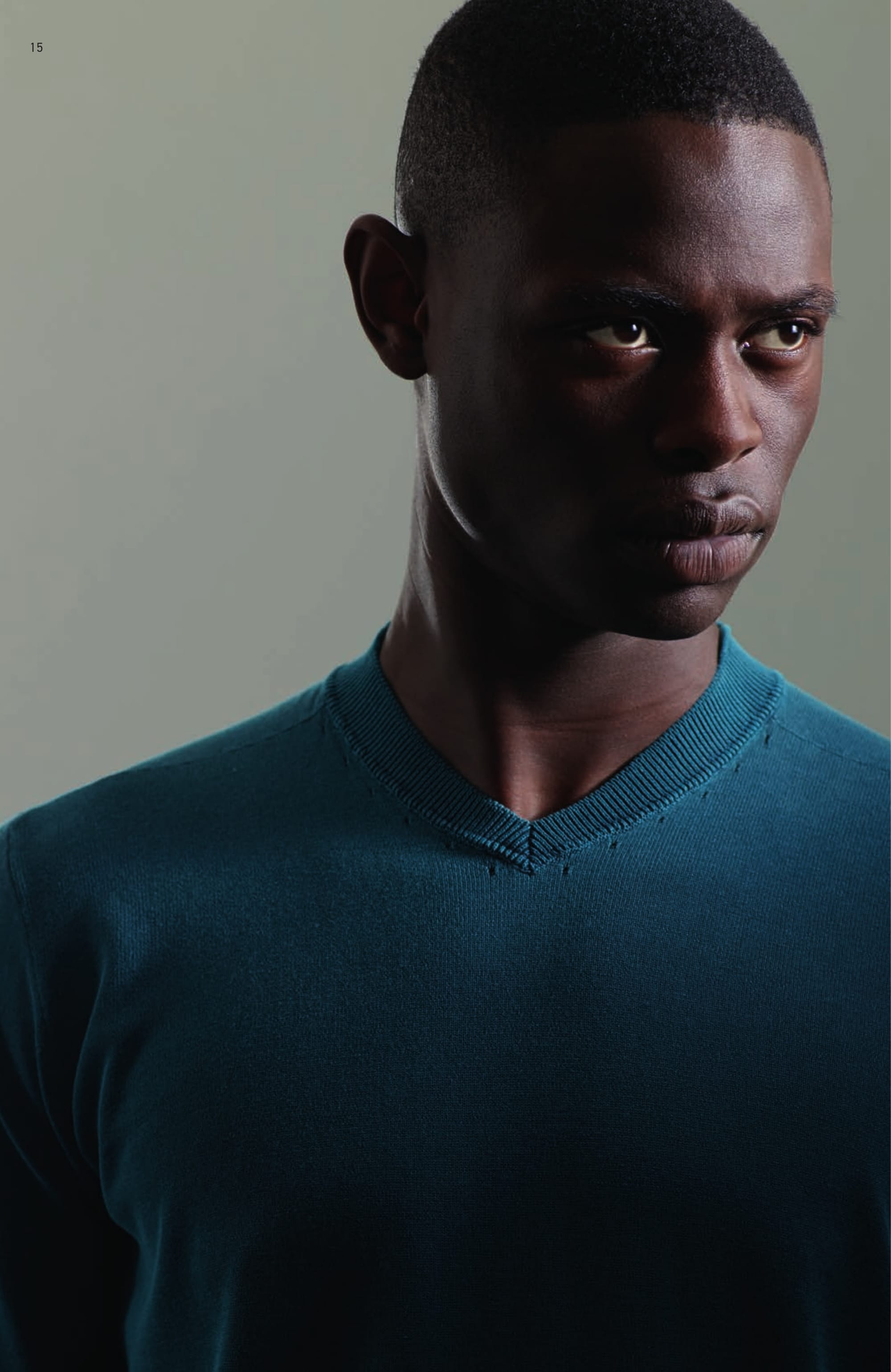 501A3 V NECK _ CO PIGMENT DYE Long sleeve V-neck knit in light cotton crêpe. Garment dyed and subsequently over-dyed with natural pigments to achieve a deep and iridescent colour shade. Ribbed collar. Zigzag motif on the ribbed cuffs. Ribbed inner bottom line. On the left sleeve, partly concealed Stone Island Shadow Project badge.