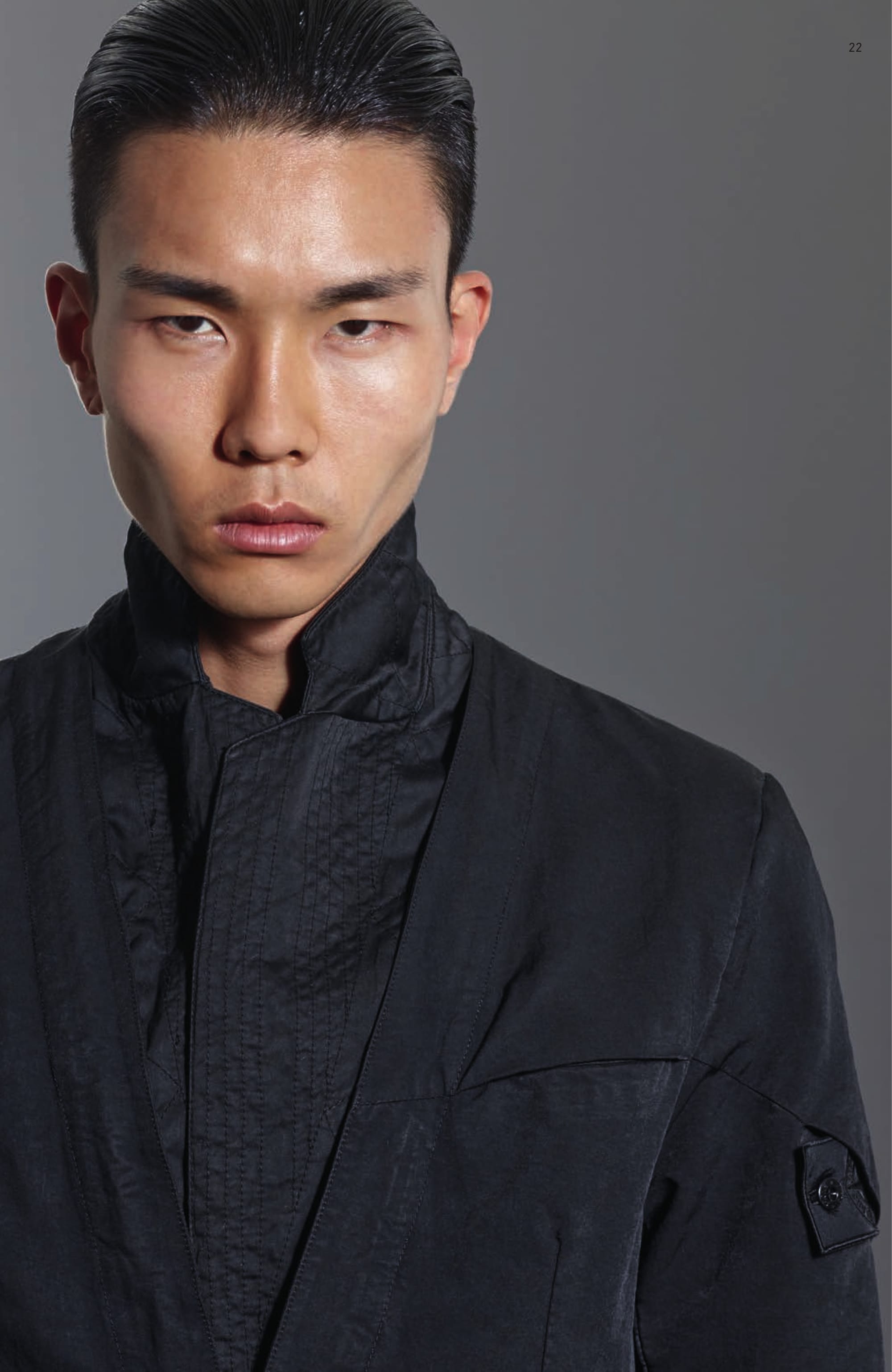 A0503 DETACH REV BLAZER _ DAVID-C Single breasted blazer, with removable collar, in David-C. Garment dyed under pressure. Over-dyed cotton recipe. This historical Japanese star shaped cross section polyester/polyamide microfiber, is enriched by an inner diagonal cotton face coming directly from the loom. The high pressure 130°C garment dyeing procedure colours the polyester outer surface and transforms the hand of the material resulting in a unique tactile experience. After thoroughly washing the piece, a second dye bath over-dyes the inner cotton surface. This double dye procedure enables a wide range of tone on tone or highly contrasting colours. Collar and notched lapels with squared indent in double quilted cotton satin, removable from V-shaped neckline. Two fitting vertical seams on the front. Welt front pockets. Chest pocket hidden by a fabric inlay creating a fold. On the left sleeve, partly concealed Stone Island Shadow Project badge. Concealed button fastening cuffs. Two side back vents. Single button fastening.