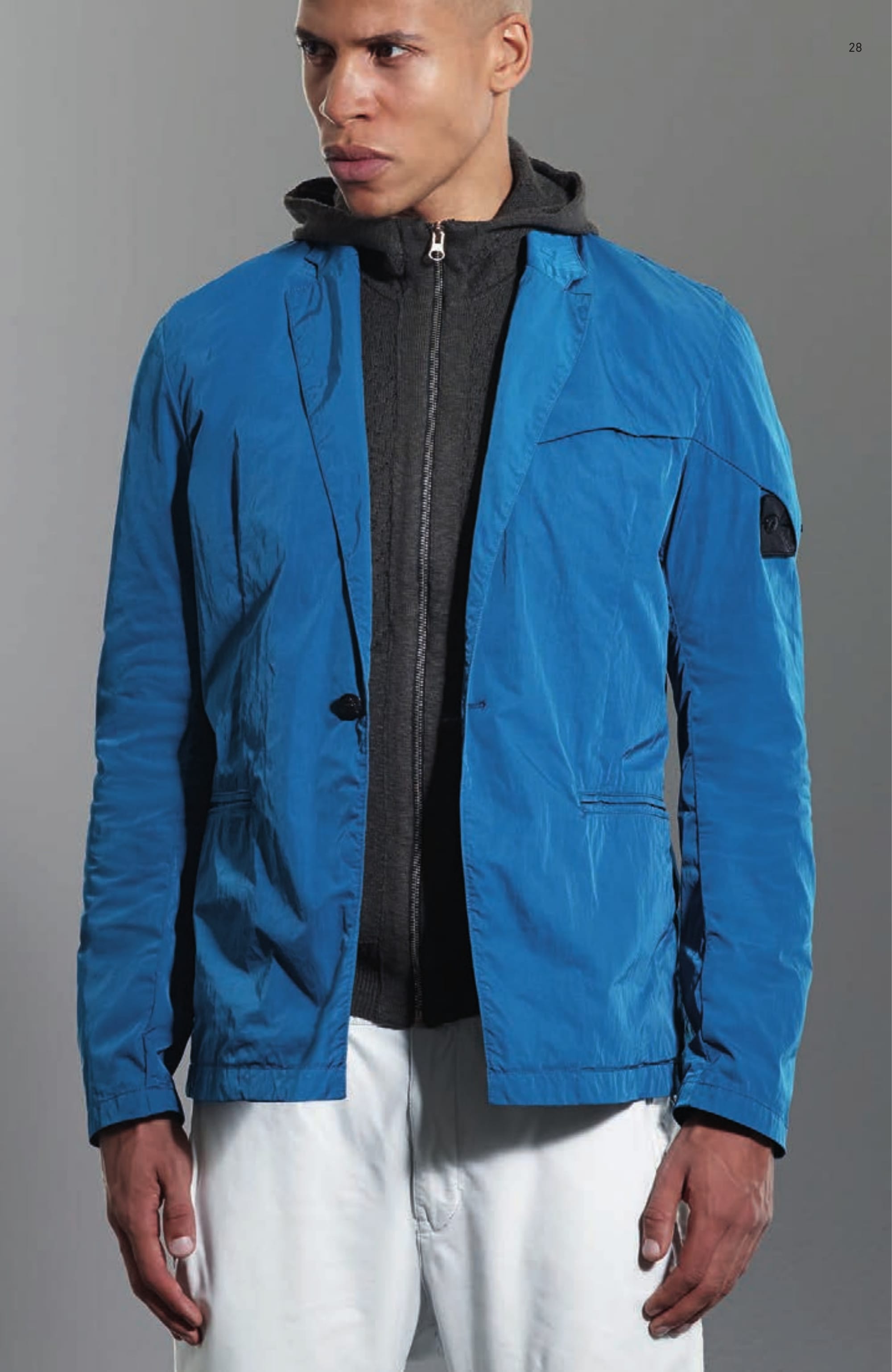 A0302 SB BLAZER _ HOLLOWCORE METAL Blazer in hollowcore nylon twill. Garment dyed. The high-density structure of HOLLOWCORE METAL fabric belies its surprisingly lightweight and comfortable hand. This effect is achieved by the use of hollow polyamide fibres, which provide substantial volume with minimal mass. When garment dyed, the special structure of the fabric results in incredibly vivid metallic colours and a deep iridescent sheen. Notched lapels with squared indent. Two fitting vertical seams on the front. Welt front pockets. Chest pocket hidden by a fabric inlay creating a fold. On the left sleeve, partly concealed Stone Island Shadow Project badge. Concealed button fastening cuffs. Two side back vents. Single button fastening. 505A2 ZIP HOODIE _ CO/PL/PA JACQUARD Hooded full zip knit in cotton/nylon/polyester yarns creating a mélange effect through garment dyeing. Stone Island custom made Jacquard stitching construction. Patch front pockets with diagonal opening. Ribbed cuffs and bottom band. Vertical raised profile on sleeves and central back. Zip fastening. 30312 CHINO _ 4 WAY STRETCH Chino/track pants in 4 ways stretch smooth heavy nylon. Garment dyed. Wide fit. One small pleat along vertical front pockets. Two back pocket. Seat inlay. Elasticated waist with drawstring. Zip and buttoned fastened fly.