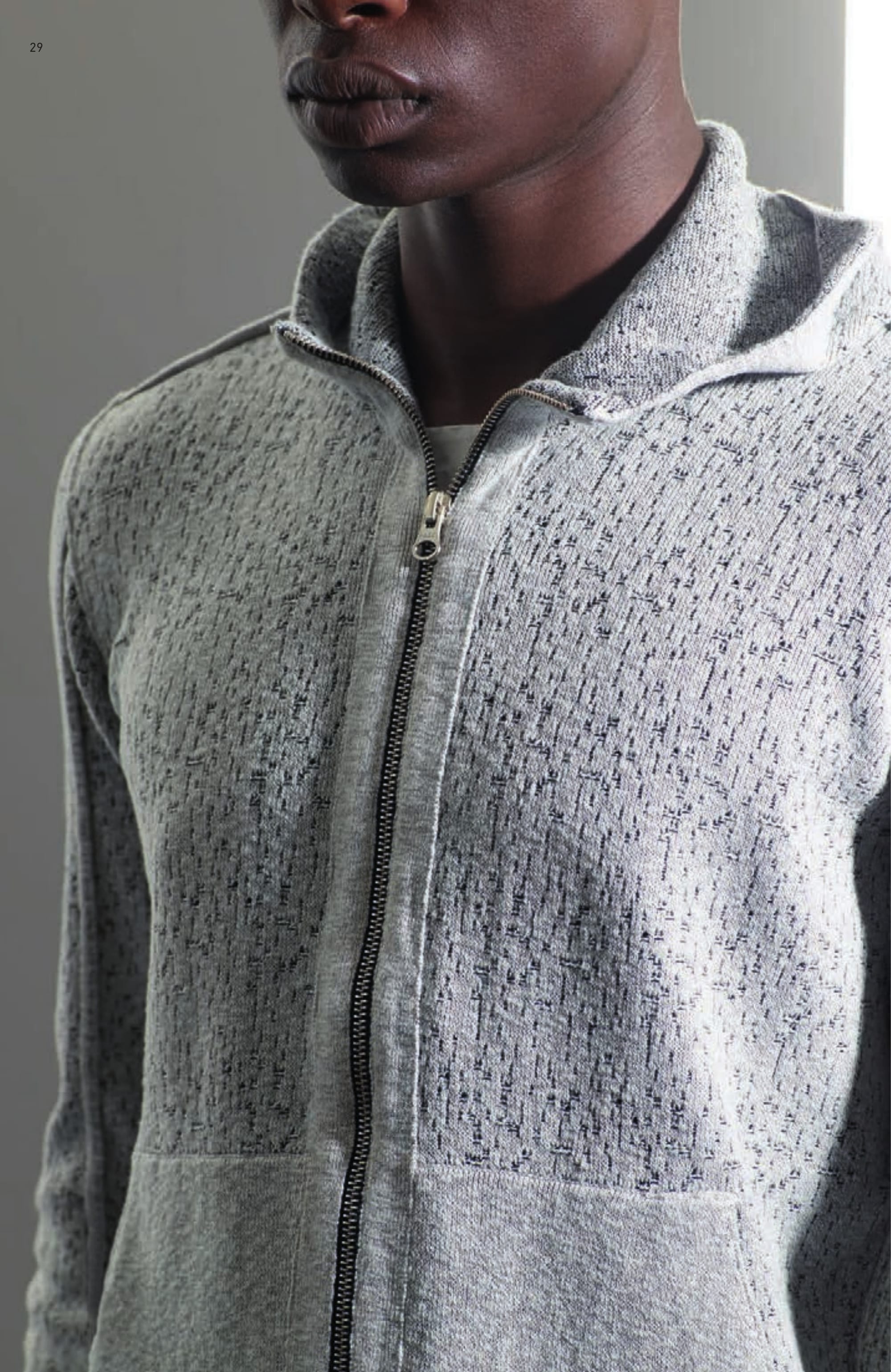505A2 ZIP HOODIE _ CO/PL/PA JACQUARD Hooded full zip knit in cotton/nylon/polyester yarns creating a mélange effect through garment dyeing. Stone Island custom made Jacquard stitching construction. Patch front pockets with diagonal opening. Ribbed cuffs and bottom band. Vertical raised profile on sleeves and central back. Zip fastening.