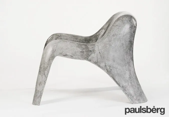 Side profile of the grey Paulsberg Spurt carbon-textile-reinforced concrete lounge chair.