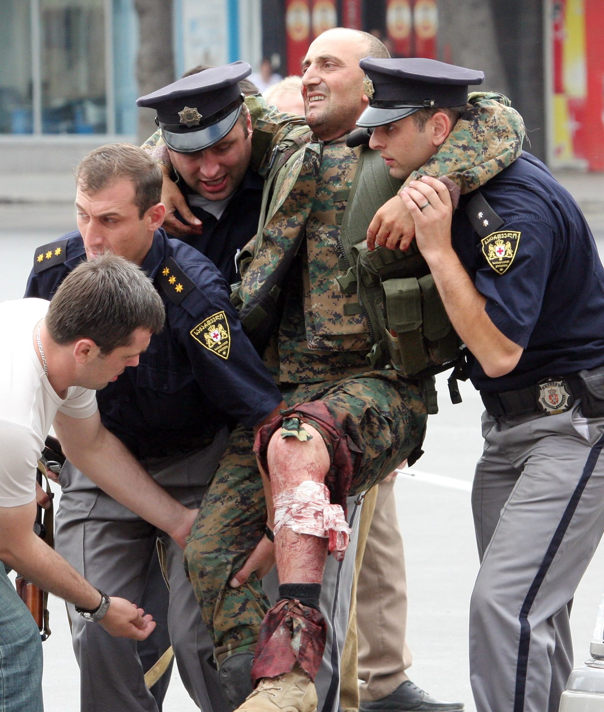 Georgian police officers evacuating a wounded Georgian soldier in Gori.