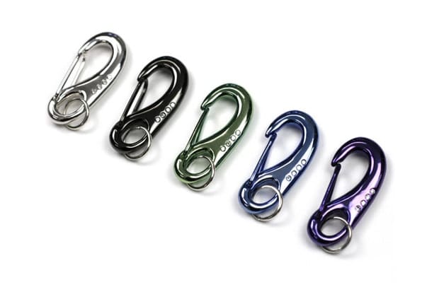 Five UNTOLD metal carabiner key clips in silver, black, green, blue and purple.