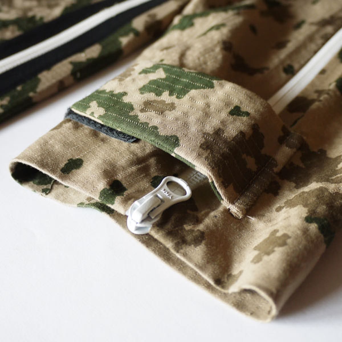 Camouflage cuff and white waterproof zip detail on the Griffin GFT 014 Technical Bearskin jacket.