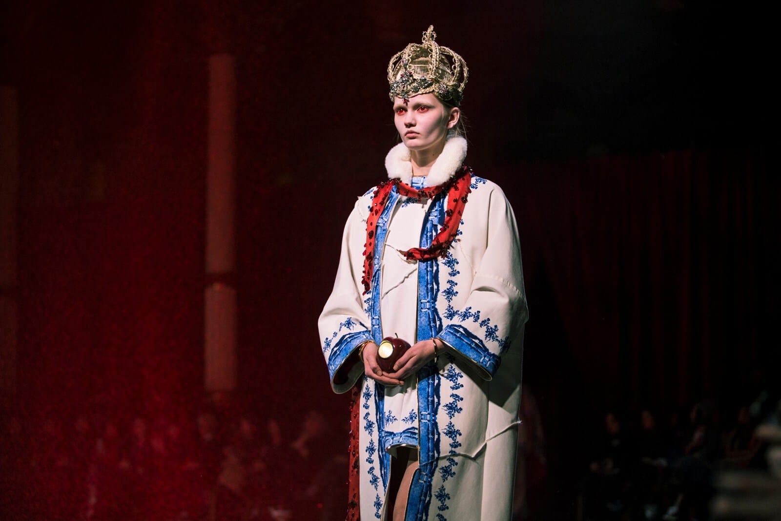 Undercover Autumn/Winter 2014 runway look 02 from Jun Takahashi's fairytale-inspired collection.