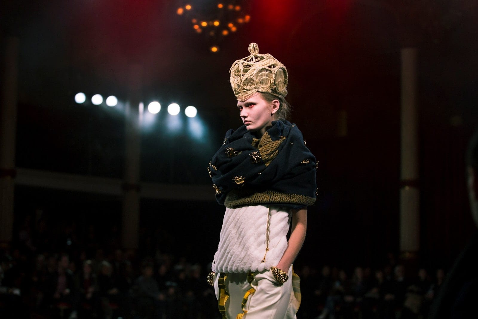 Undercover Autumn/Winter 2014 runway look 03 from Jun Takahashi's fairytale-inspired collection.